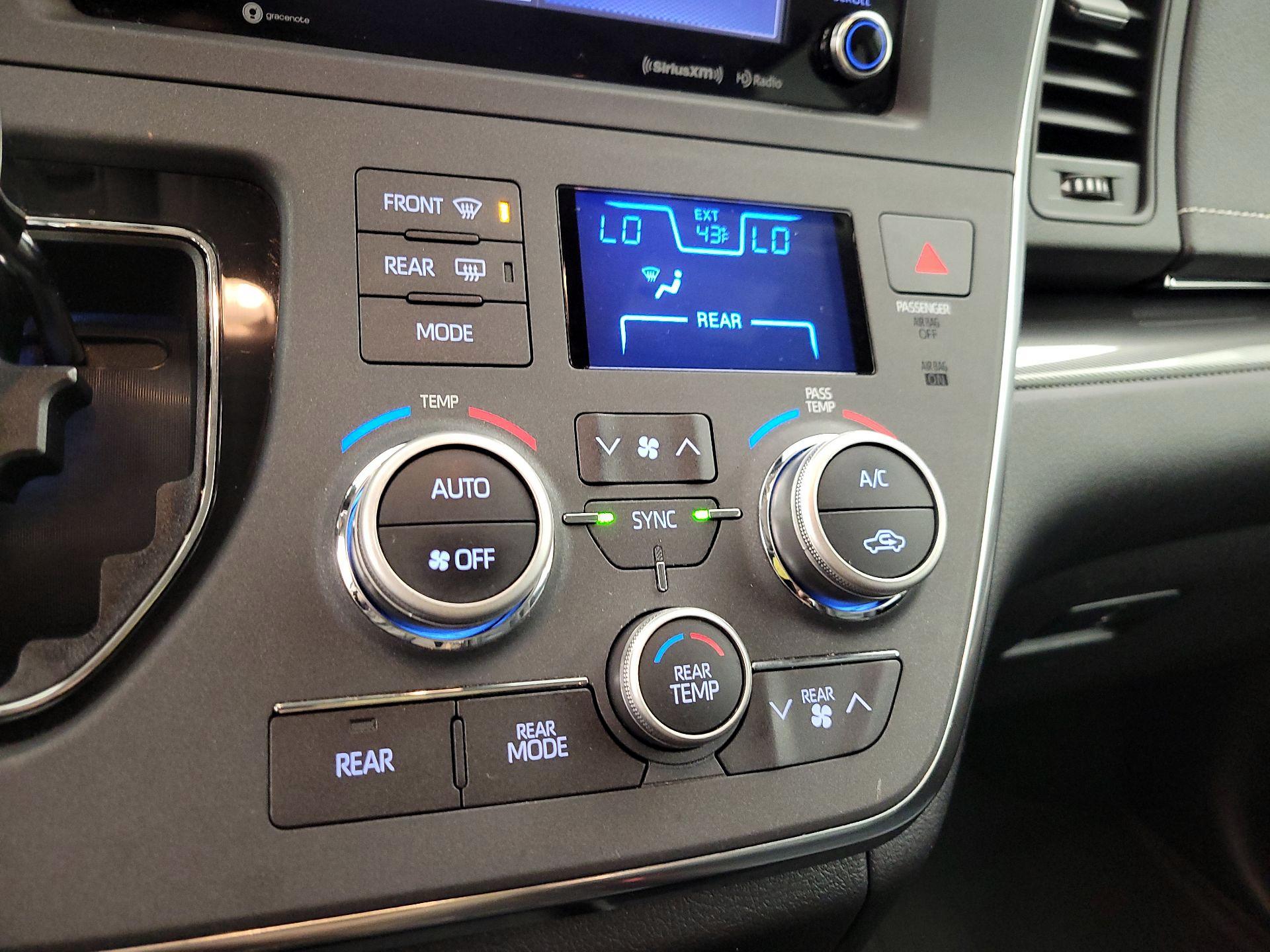 Thumbnail: 2019 Toyota Sienna - 16