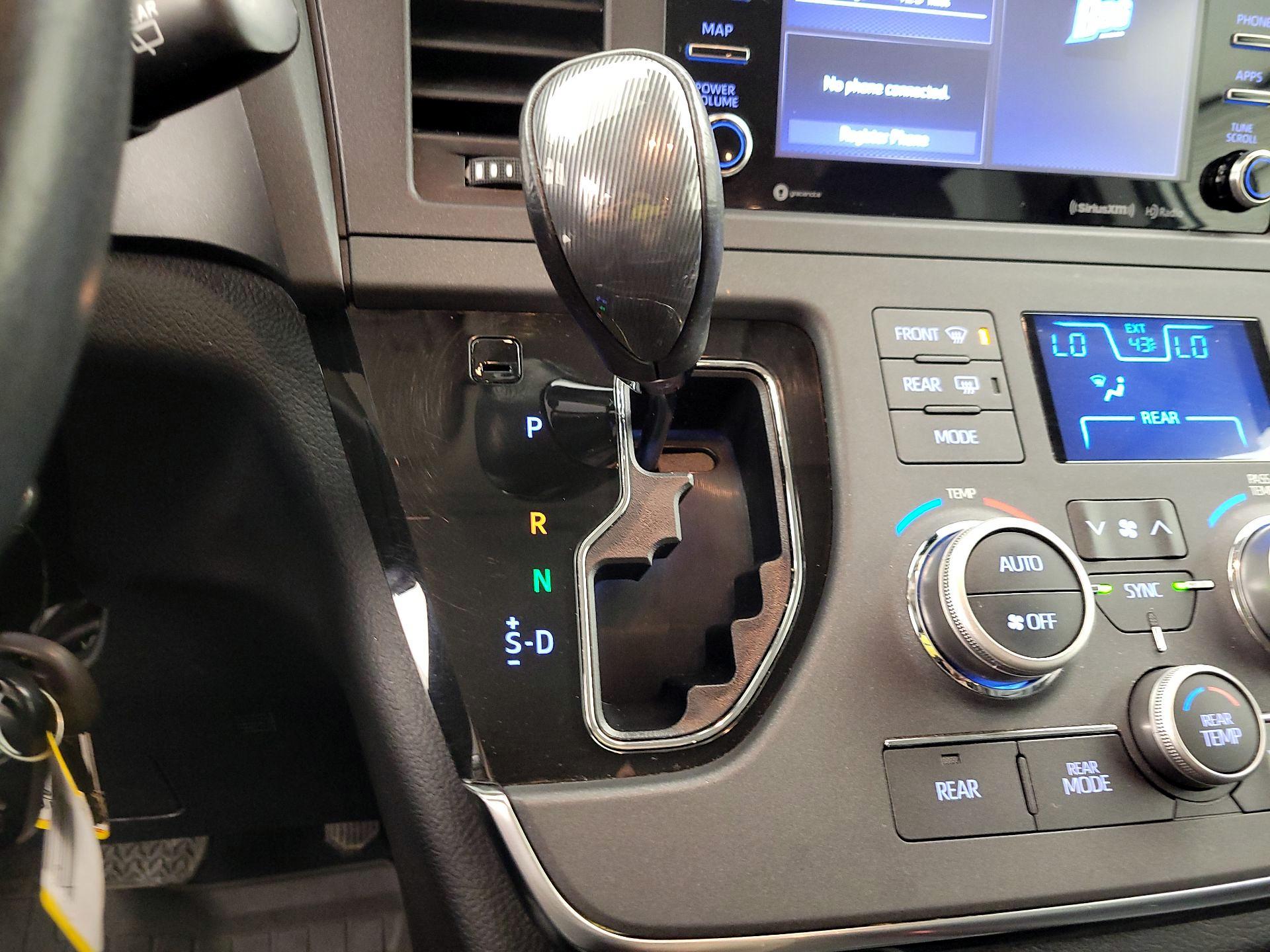 Thumbnail: 2019 Toyota Sienna - 17