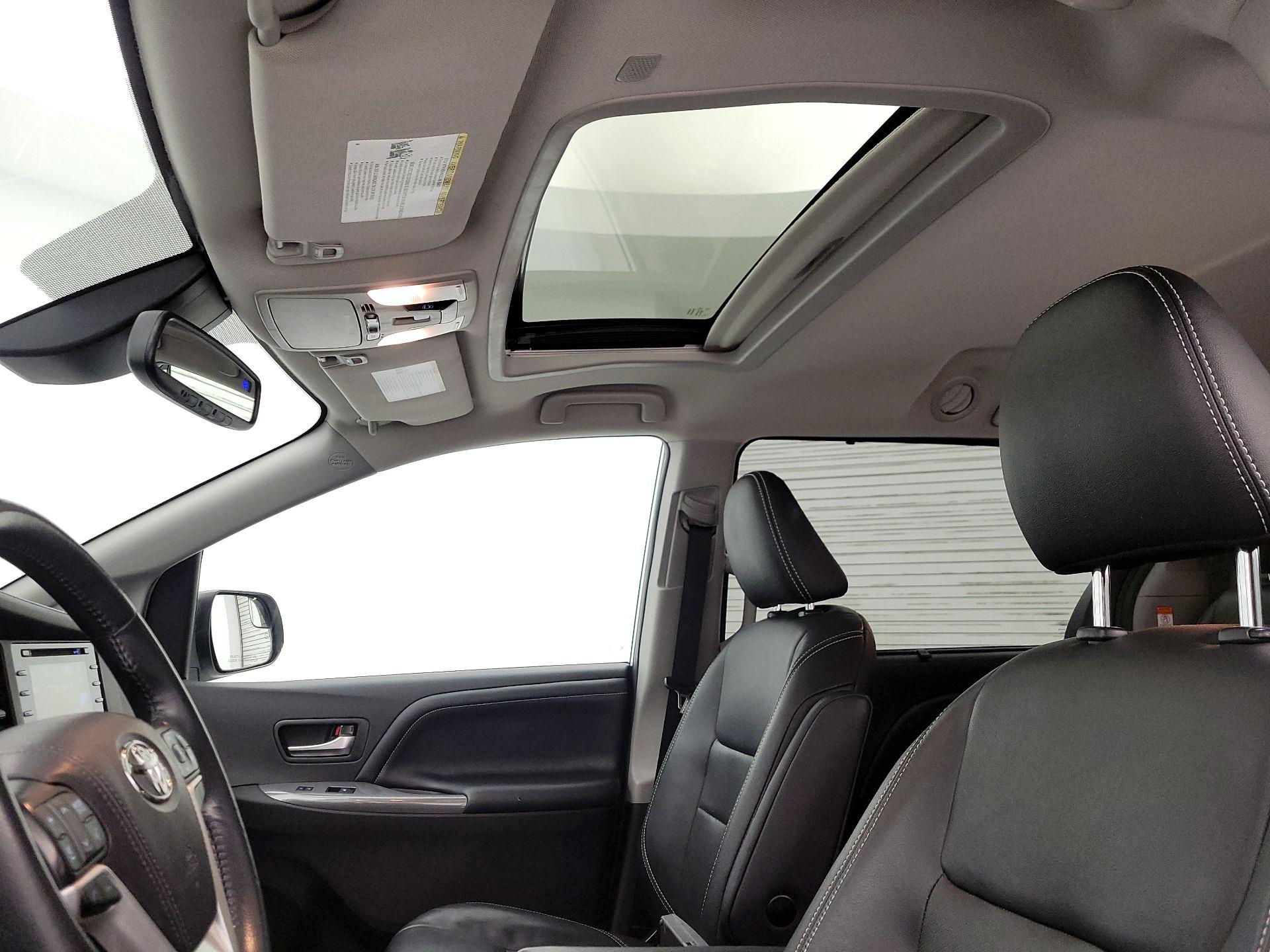 Thumbnail: 2019 Toyota Sienna - 19