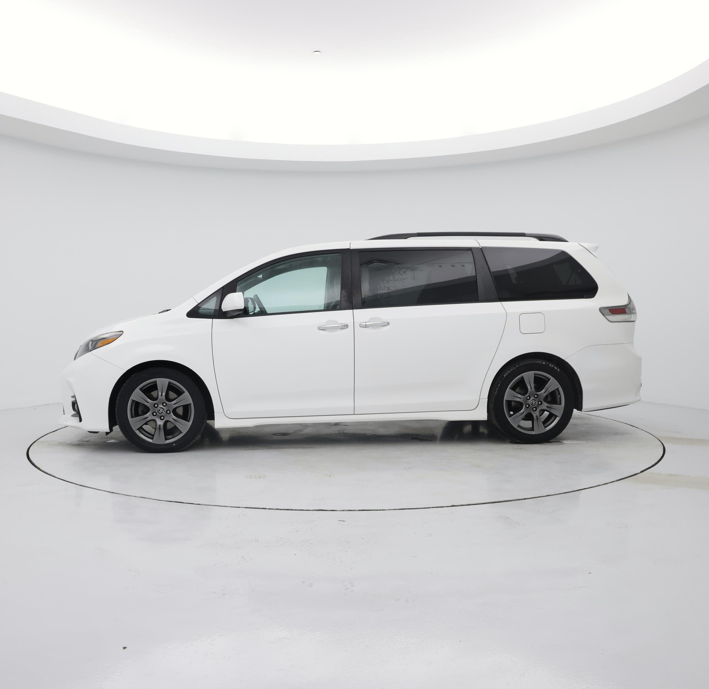 Thumbnail: 2019 Toyota Sienna - 3