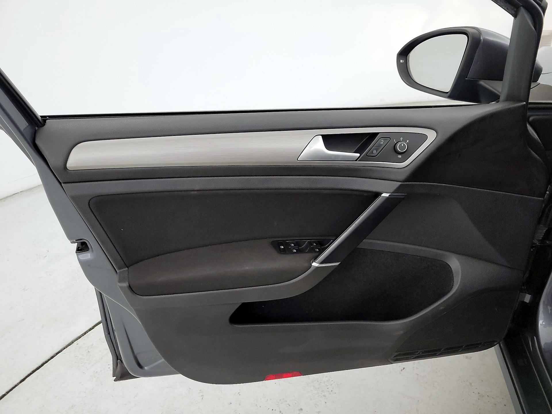 Thumbnail: 2016 Volkswagen Golf - 12