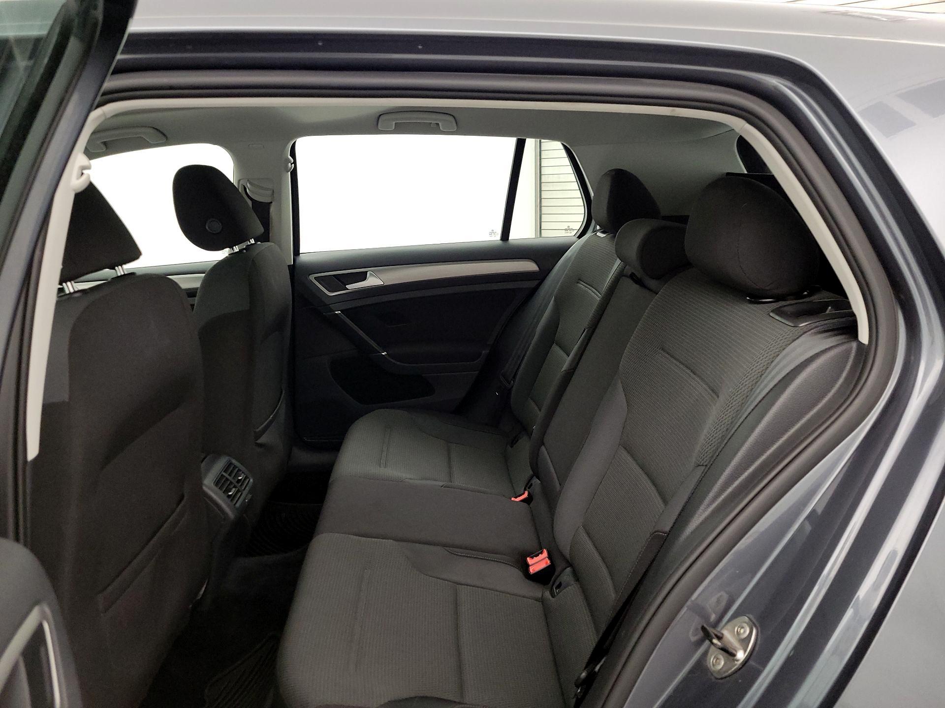 Thumbnail: 2016 Volkswagen Golf - 20