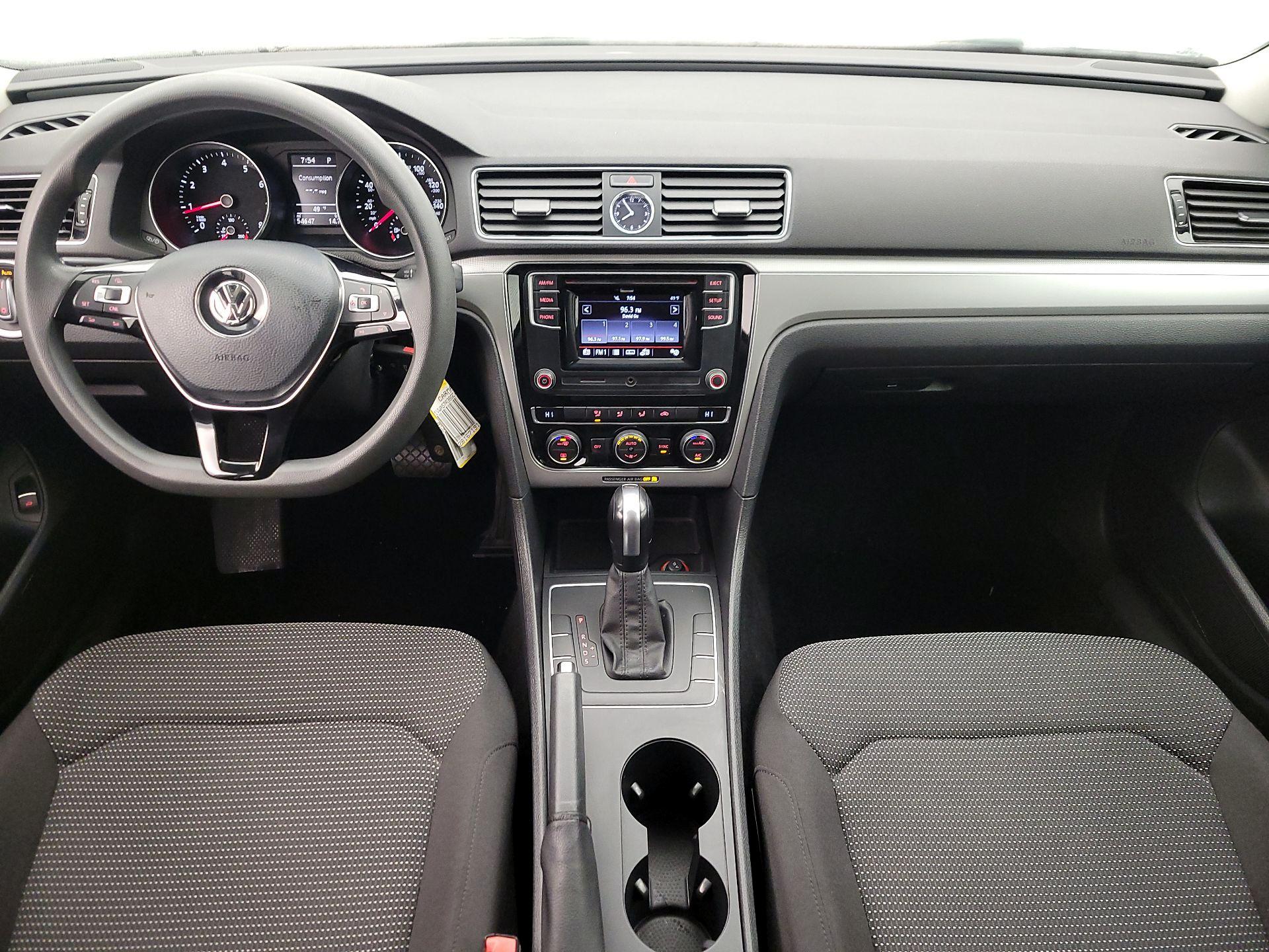 Thumbnail: 2016 Volkswagen Passat - 9