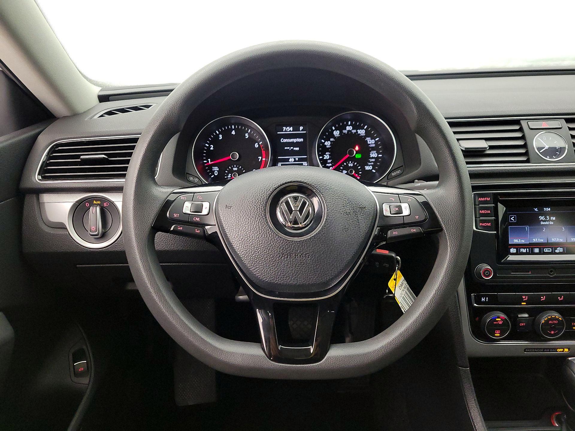 Thumbnail: 2016 Volkswagen Passat - 10
