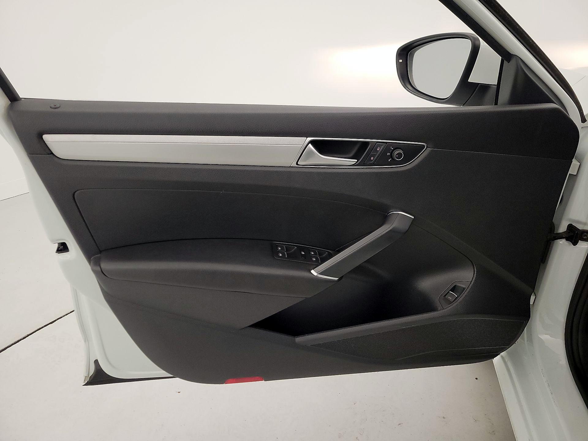 Thumbnail: 2016 Volkswagen Passat - 12