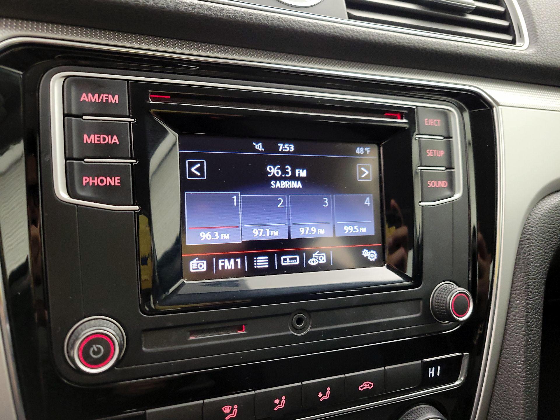 Thumbnail: 2016 Volkswagen Passat - 15