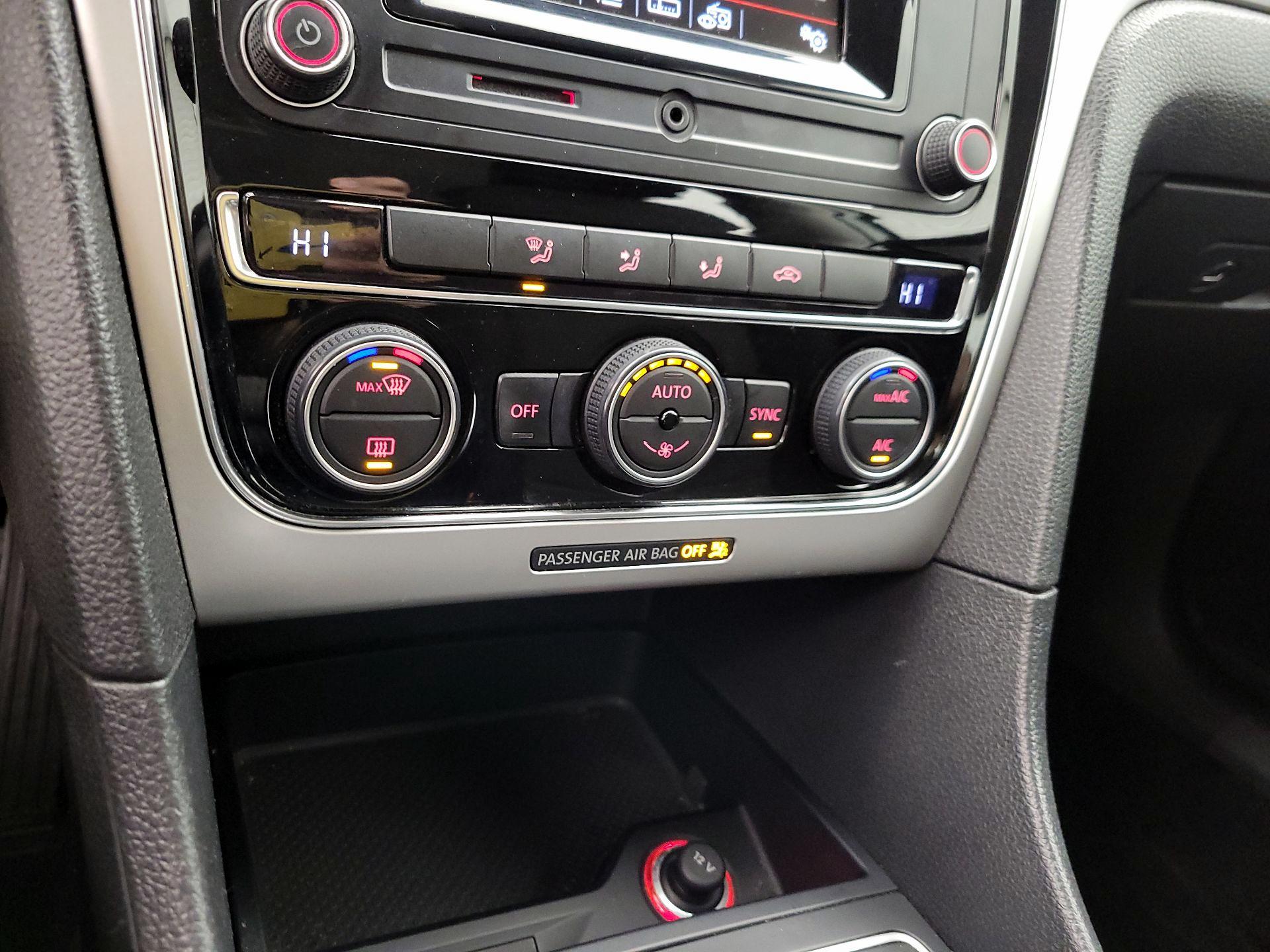 Thumbnail: 2016 Volkswagen Passat - 16