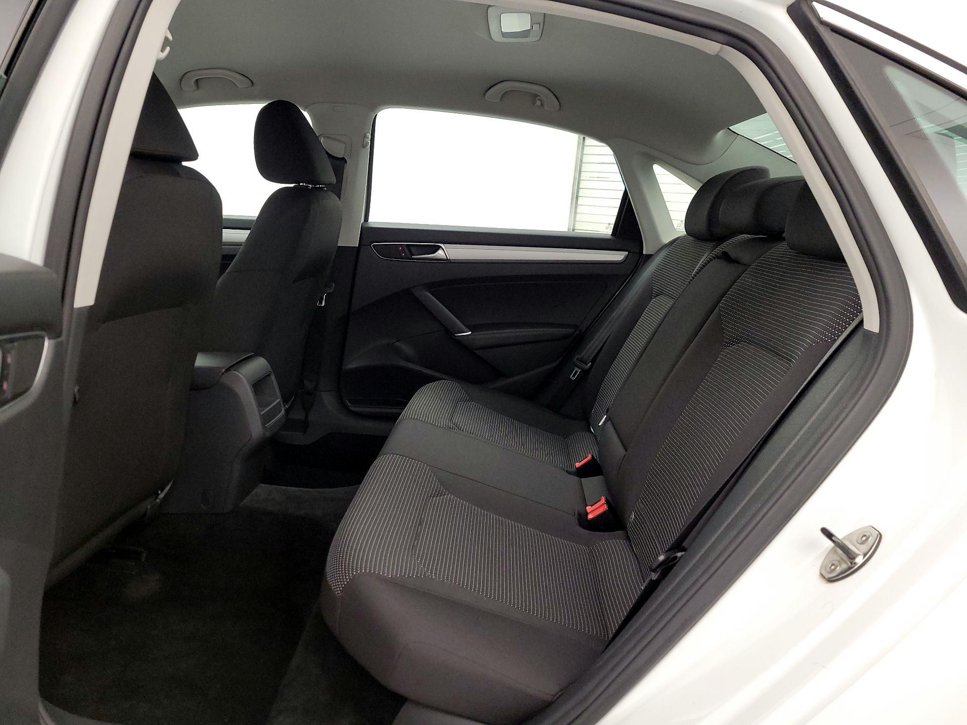 Thumbnail: 2016 Volkswagen Passat - 19