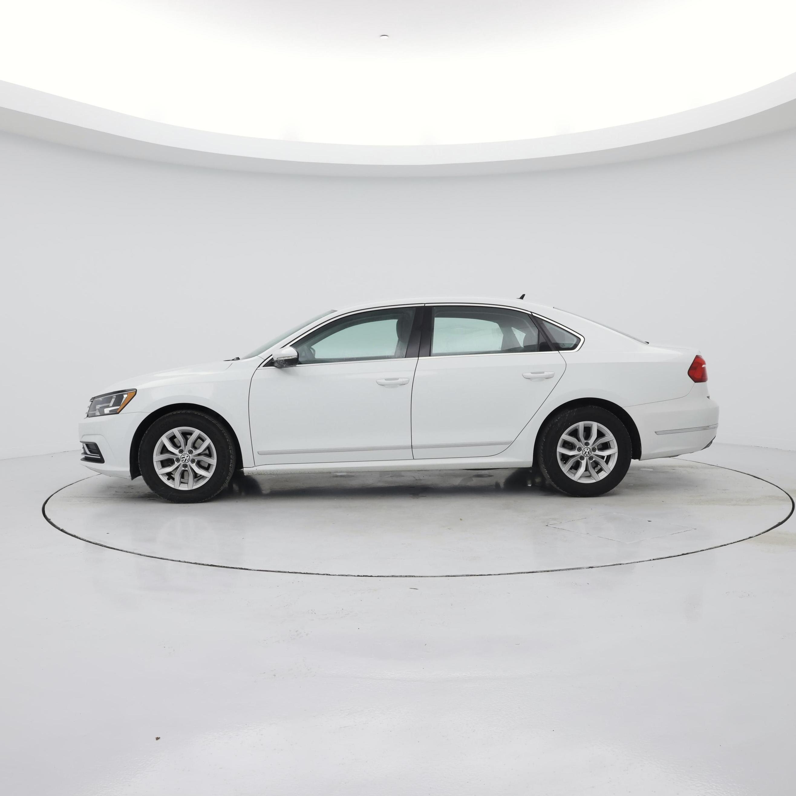 Thumbnail: 2016 Volkswagen Passat - 3