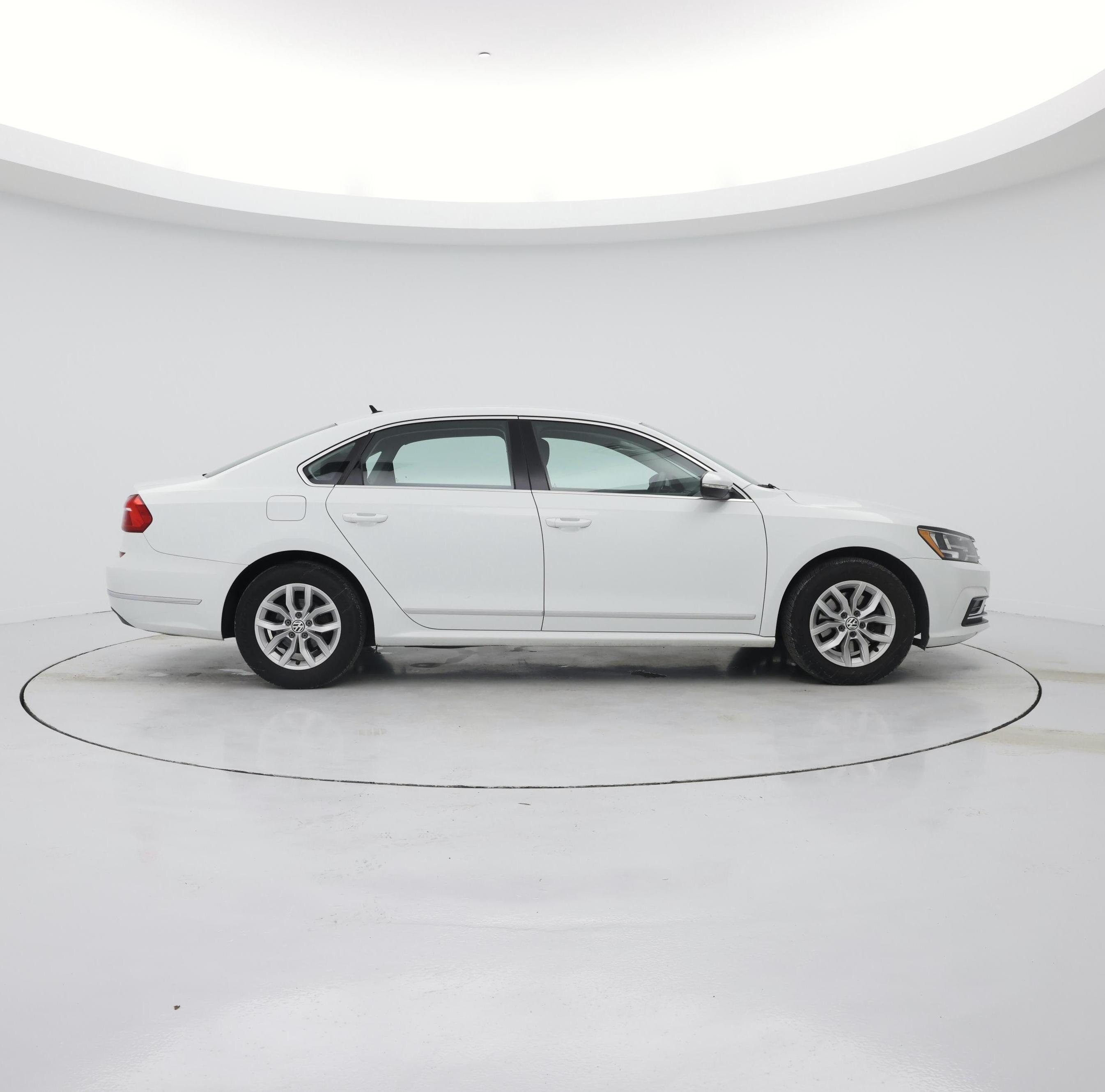 Thumbnail: 2016 Volkswagen Passat - 7