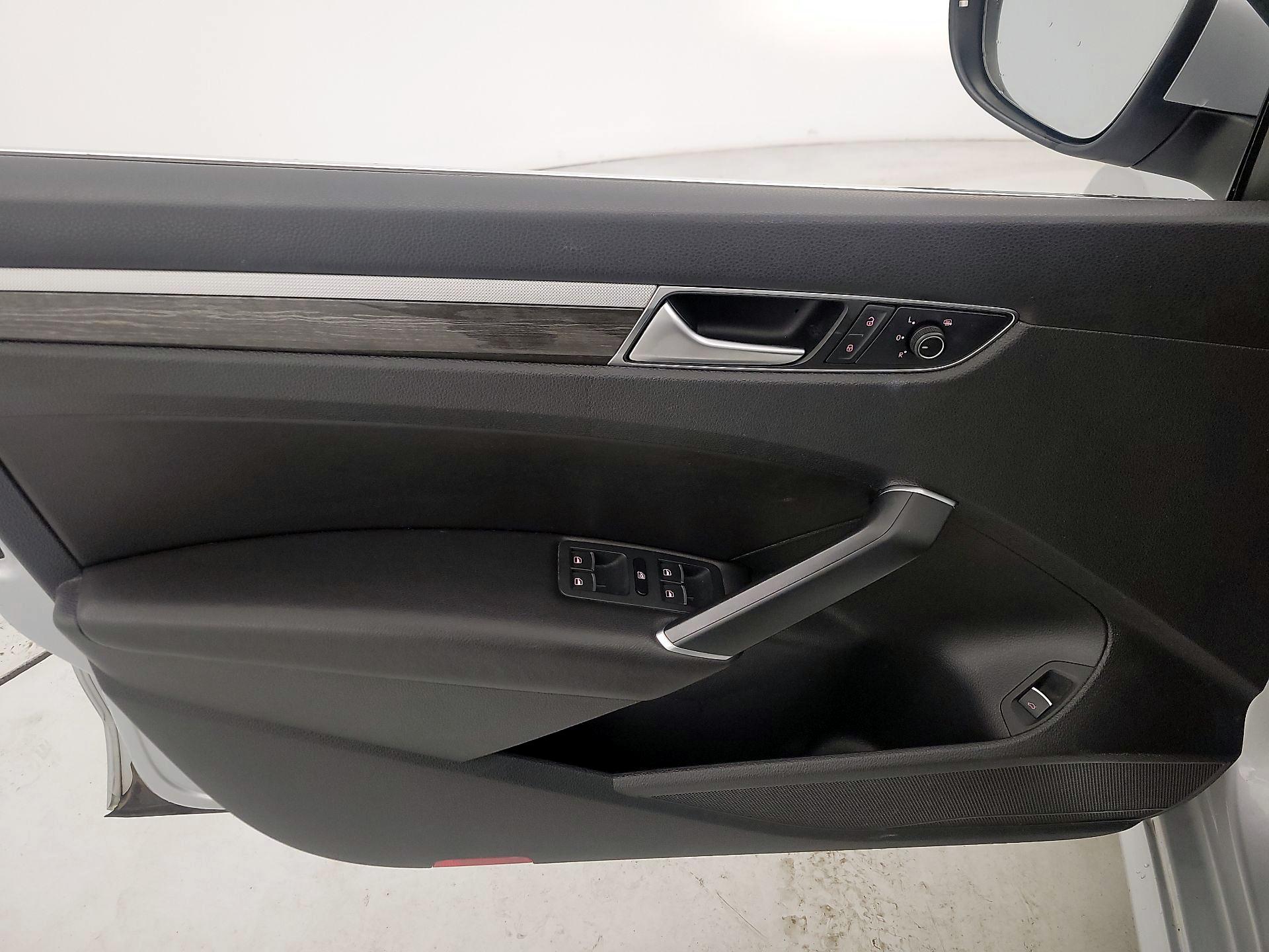 Thumbnail: 2016 Volkswagen Passat - 12