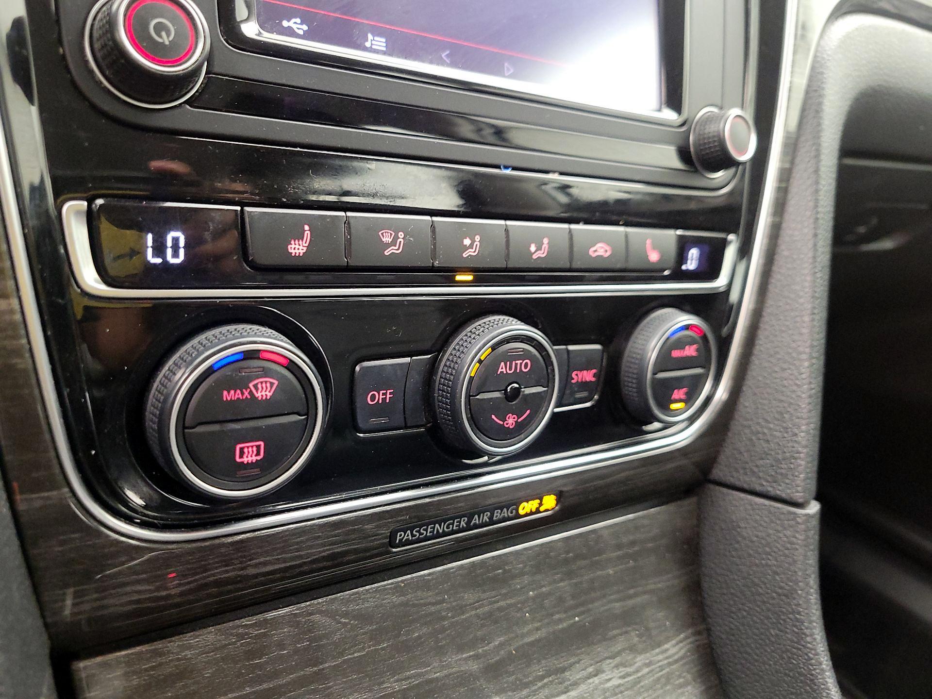 Thumbnail: 2016 Volkswagen Passat - 16