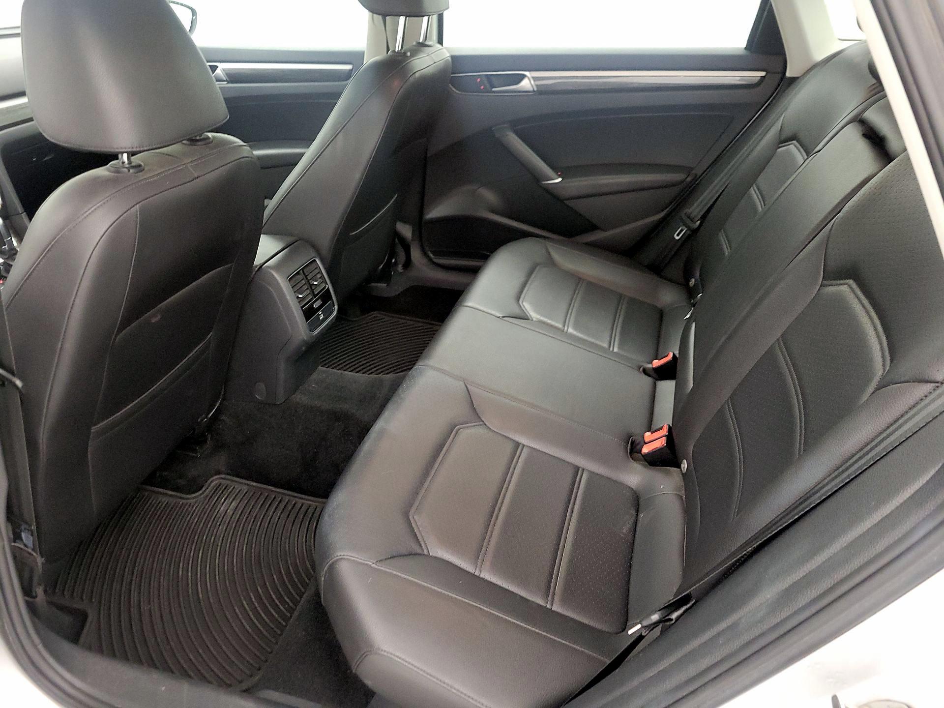 Thumbnail: 2016 Volkswagen Passat - 20