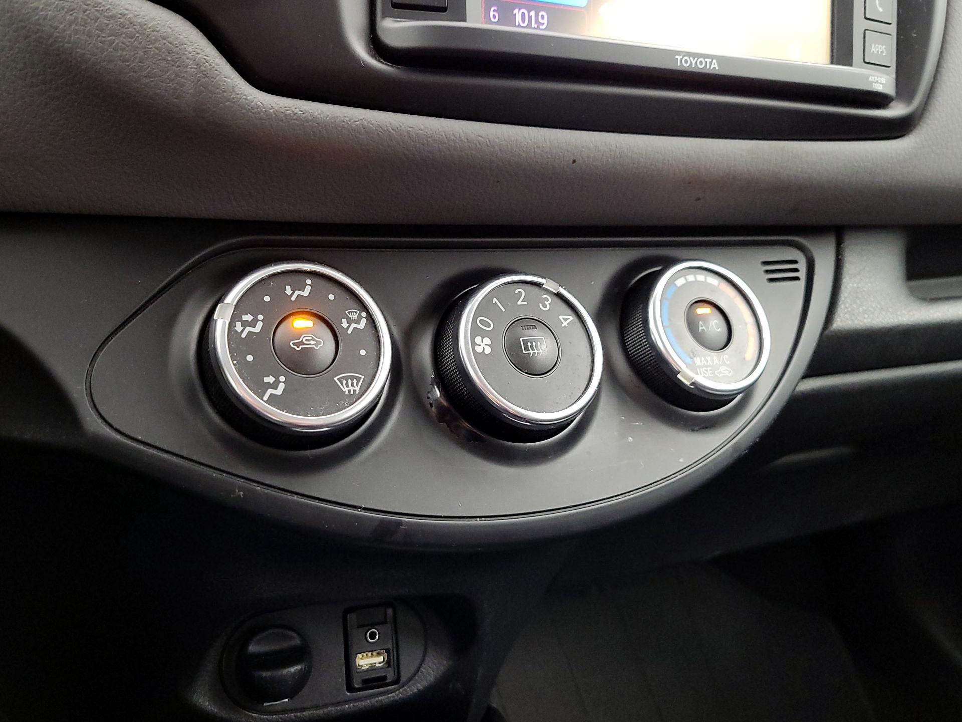 Thumbnail: 2015 Toyota Yaris - 15