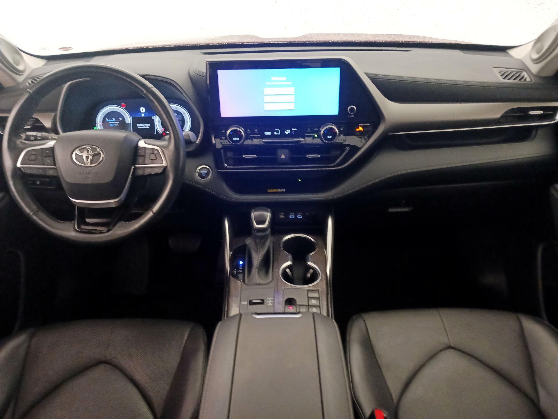 Thumbnail: 2023 Toyota Highlander - 9