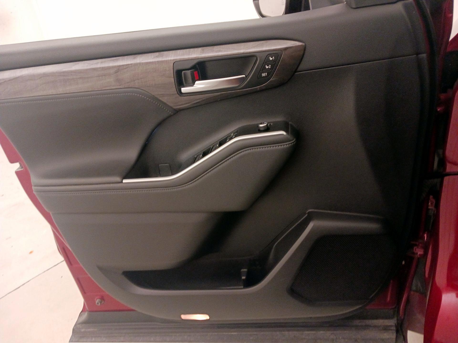 Thumbnail: 2023 Toyota Highlander - 12