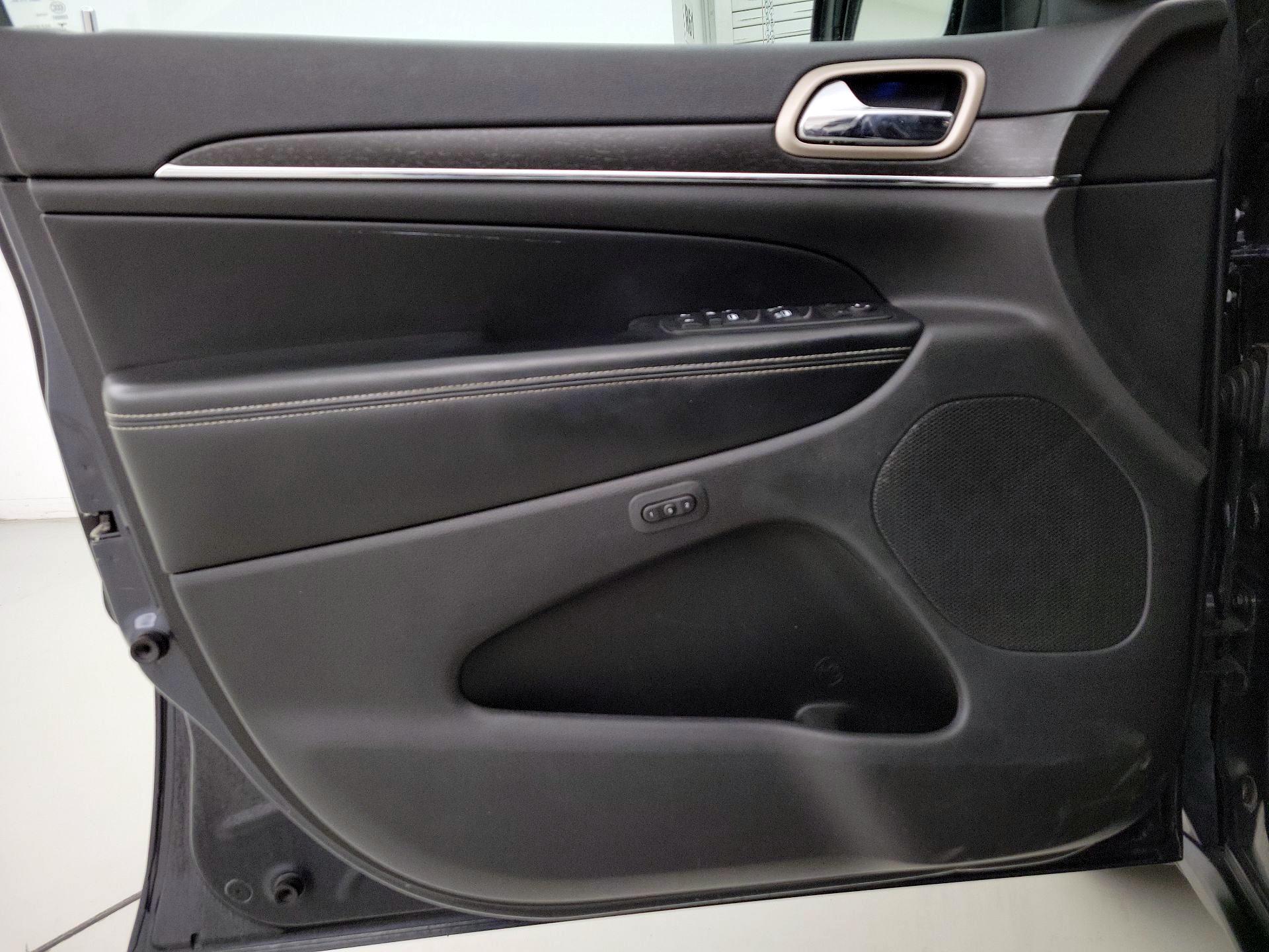 Thumbnail: 2015 Jeep Grand Cherokee - 12