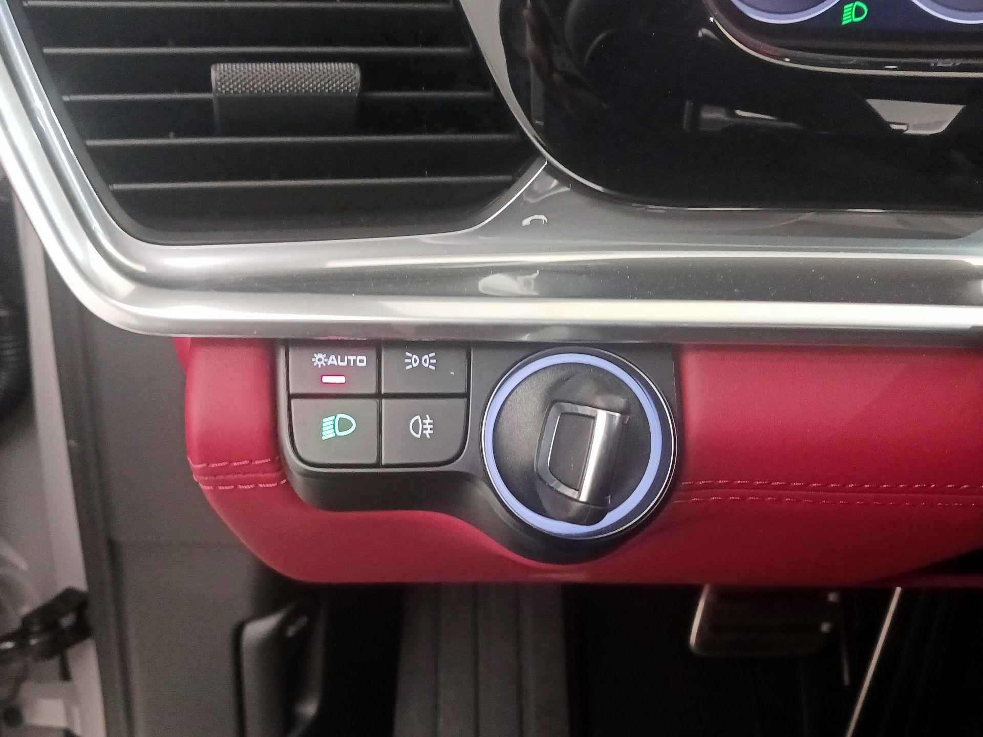 Thumbnail: 2023 Porsche Panamera - 13