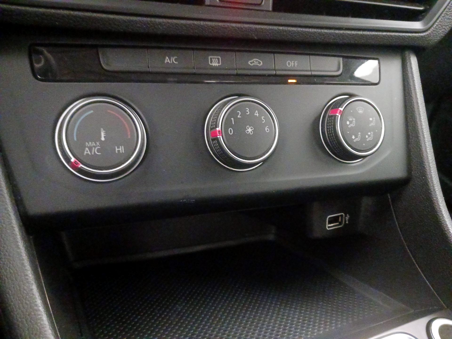 Thumbnail: 2019 Volkswagen Jetta - 16