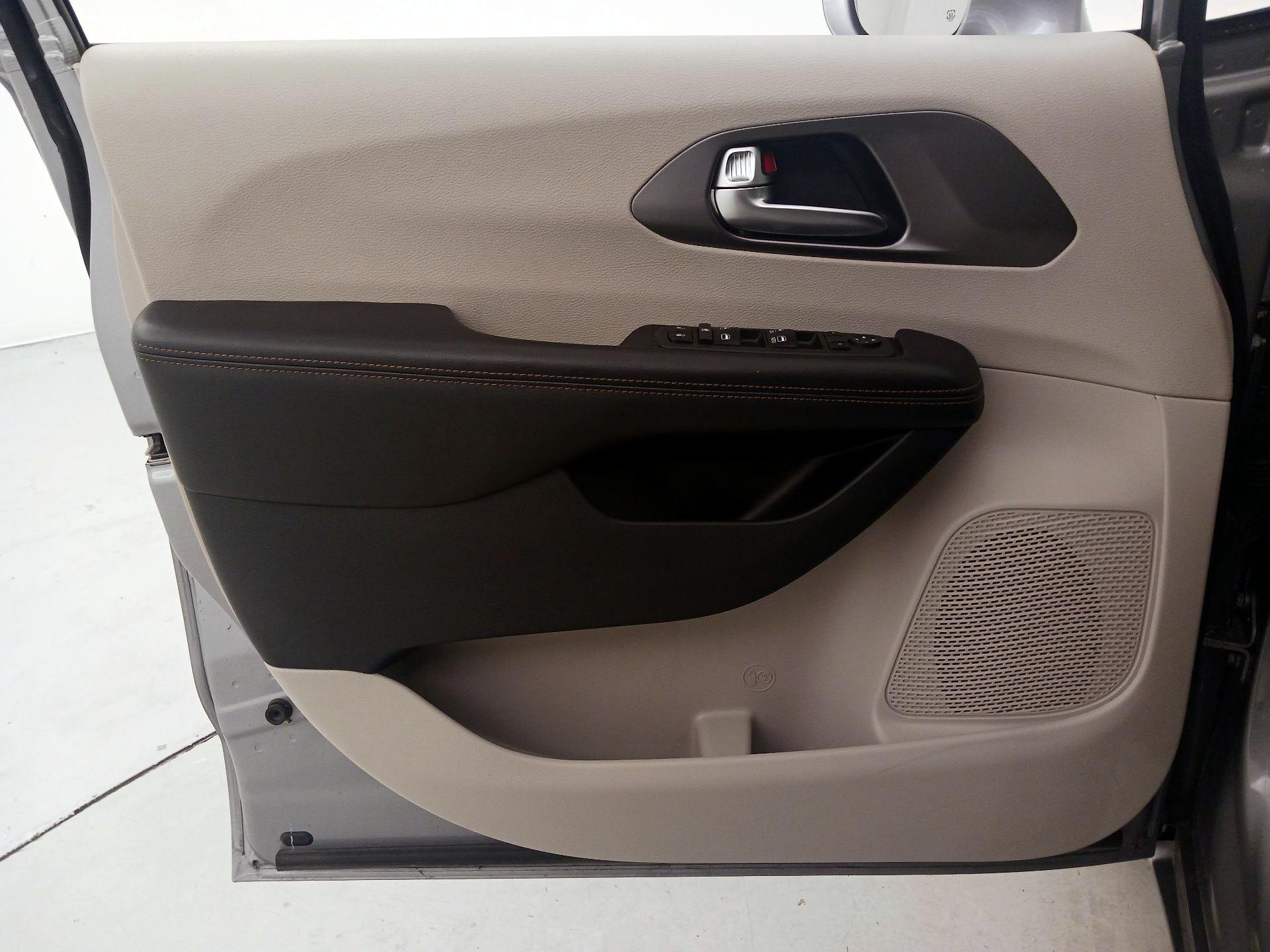 Thumbnail: 2020 Chrysler Pacifica - 12