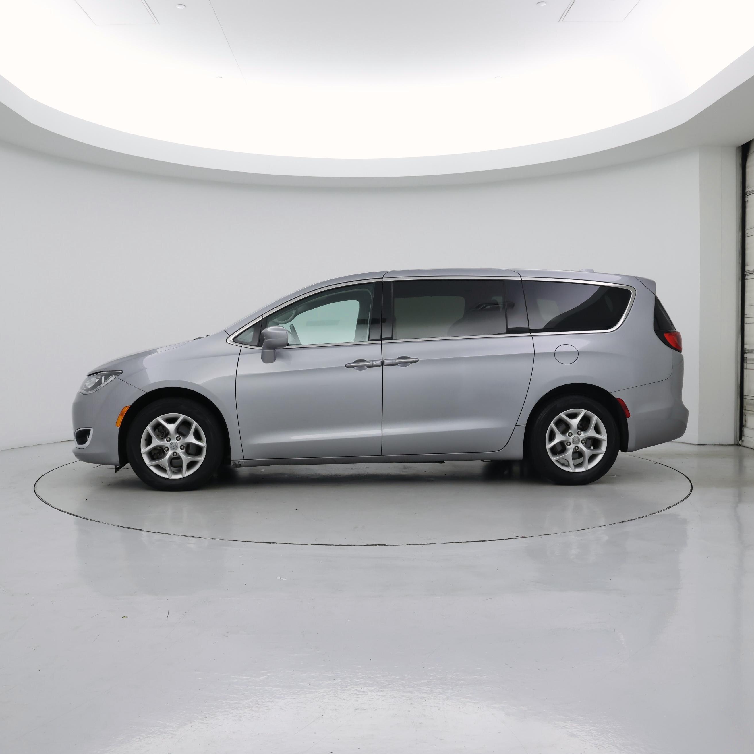 Thumbnail: 2020 Chrysler Pacifica - 3