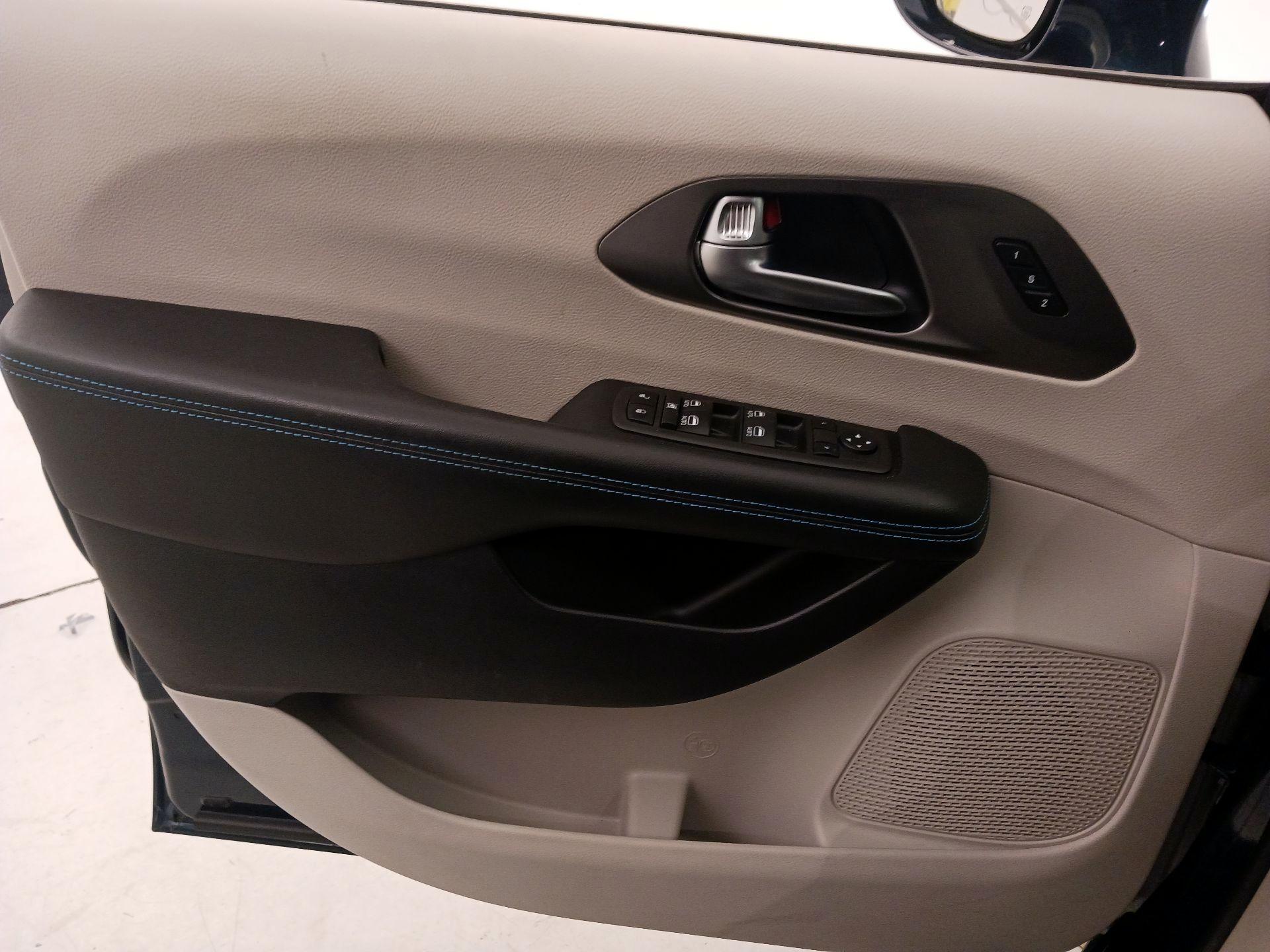 Thumbnail: 2021 Chrysler Pacifica - 12