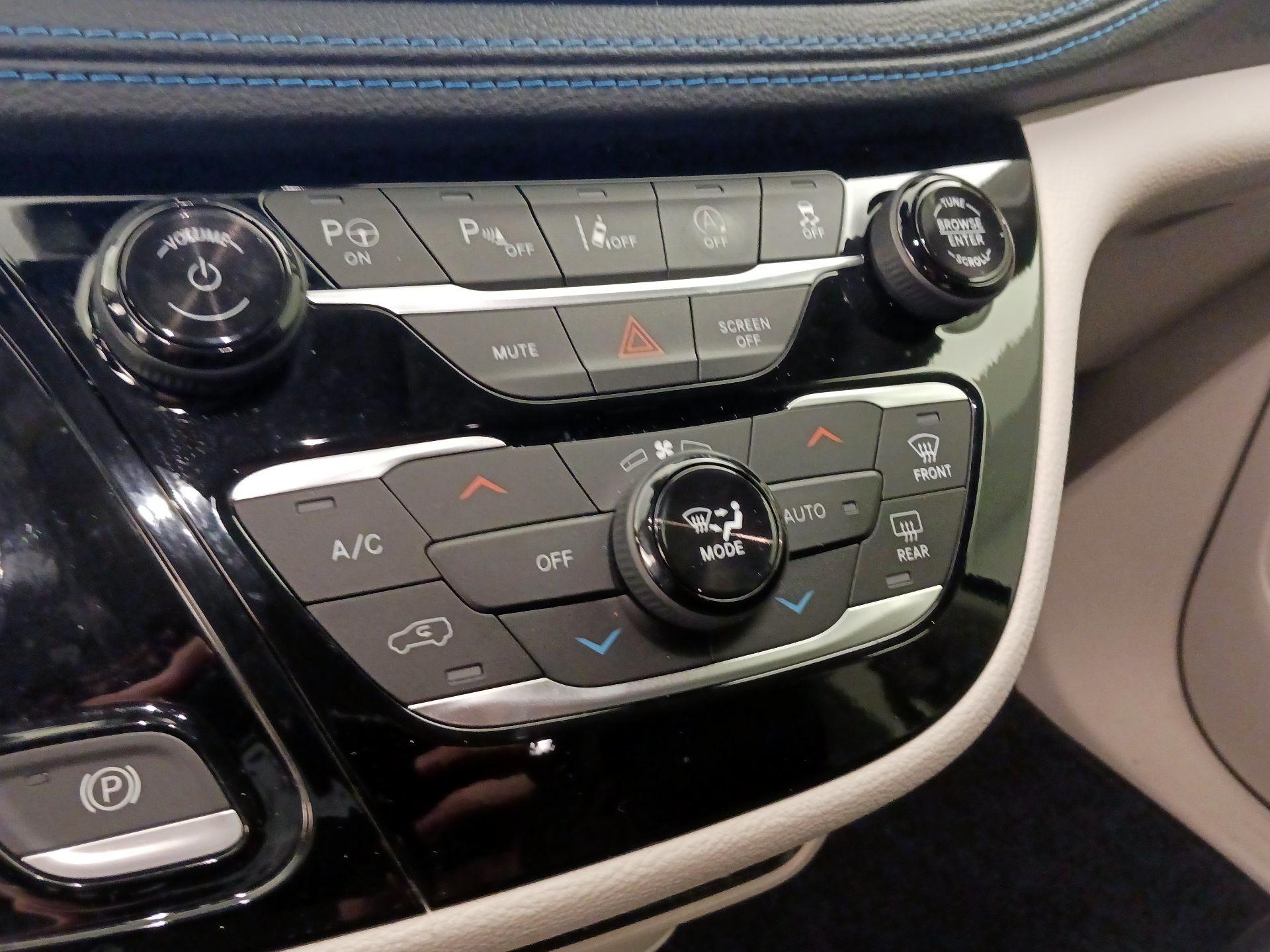 Thumbnail: 2021 Chrysler Pacifica - 17