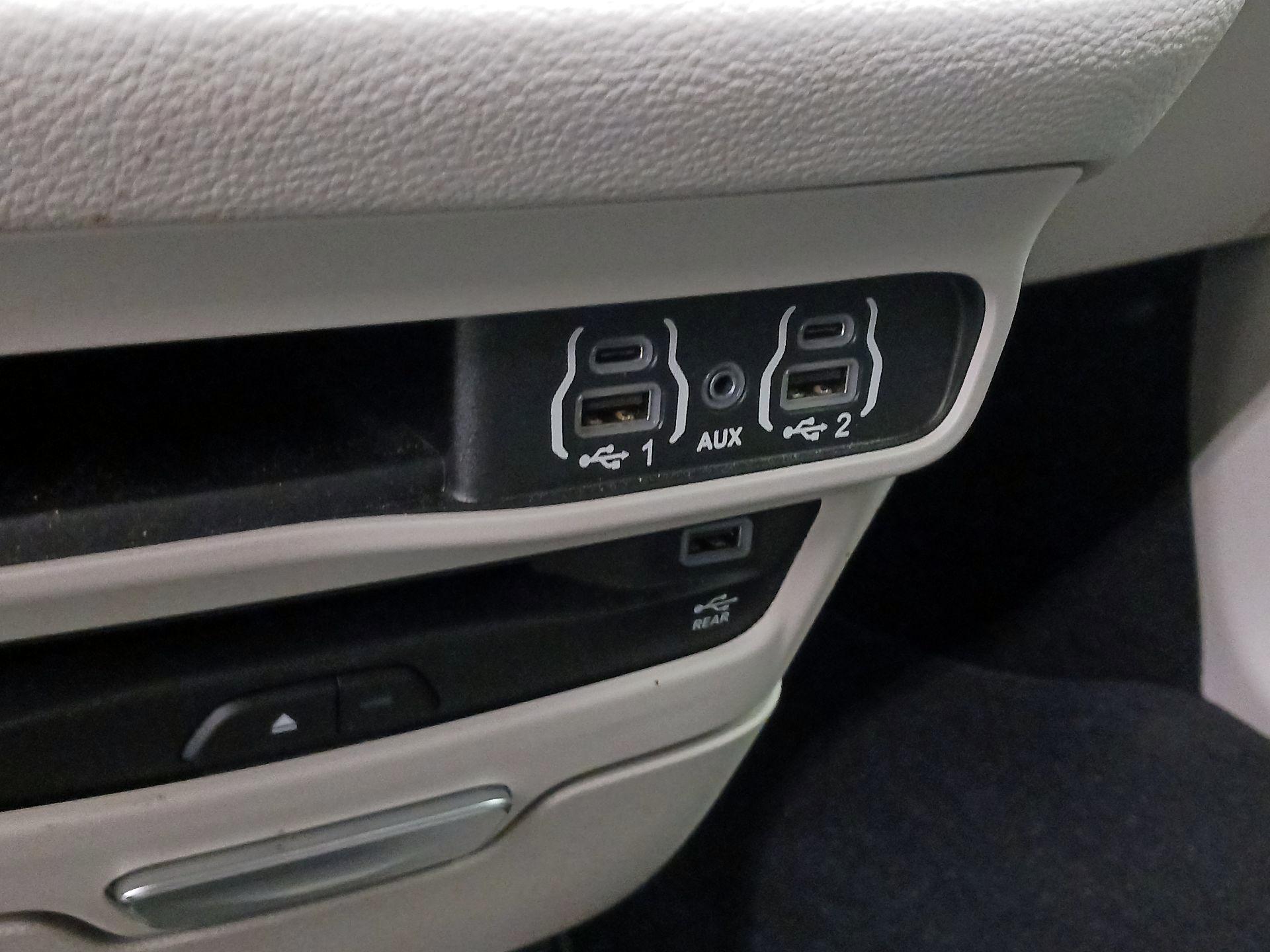 Thumbnail: 2021 Chrysler Pacifica - 19