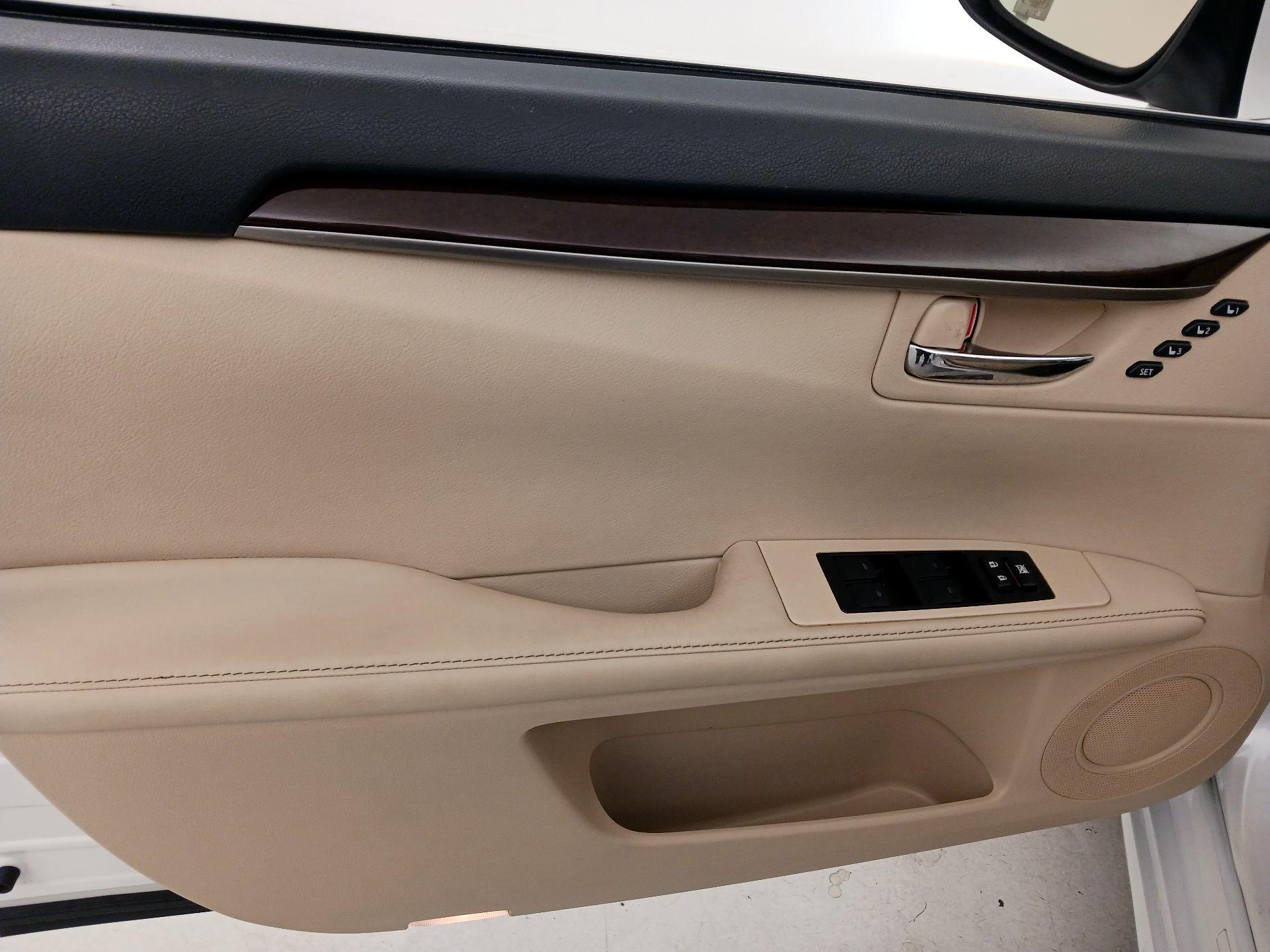 Thumbnail: 2015 Lexus ES - 12