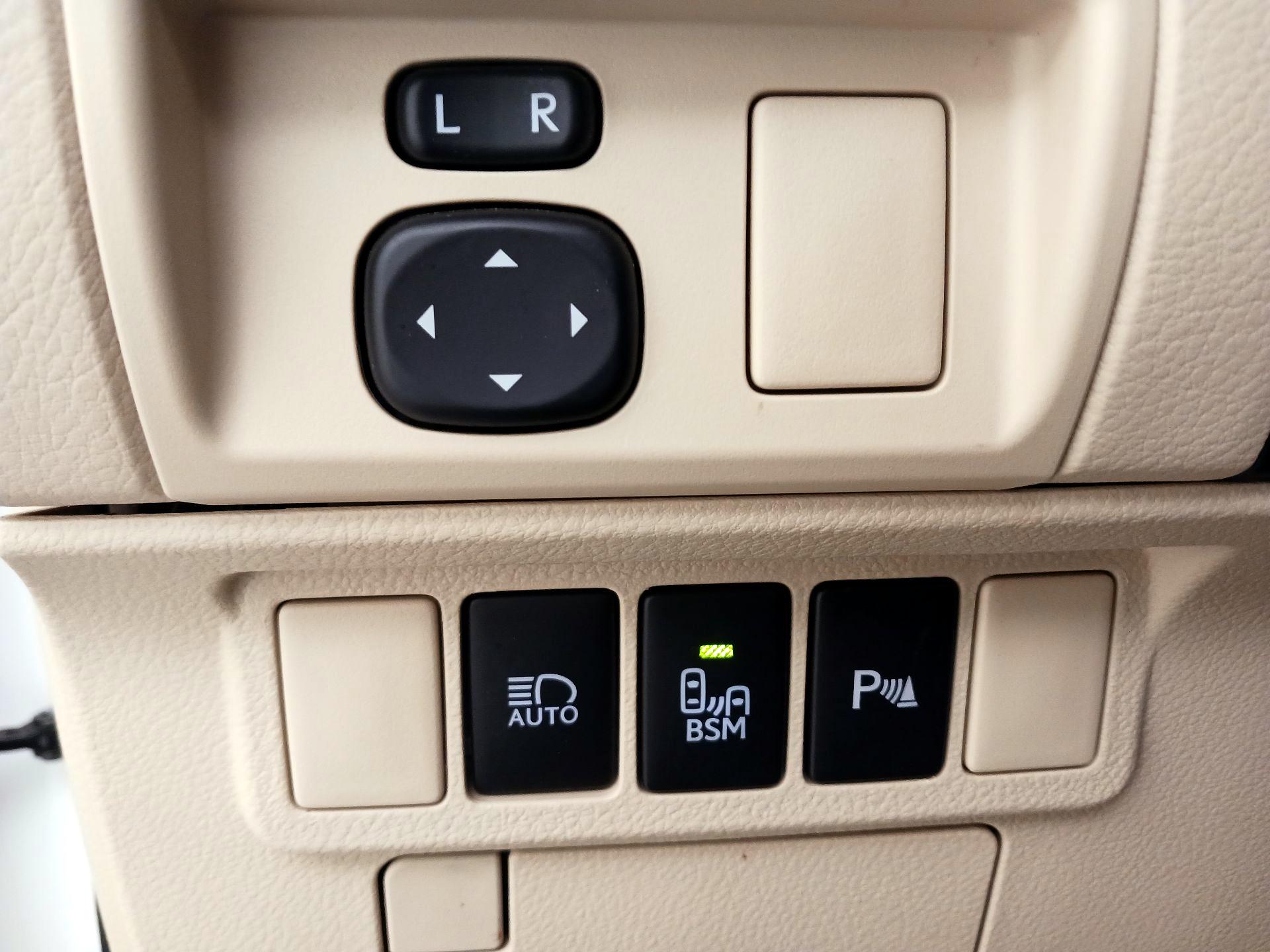 Thumbnail: 2015 Lexus ES - 13