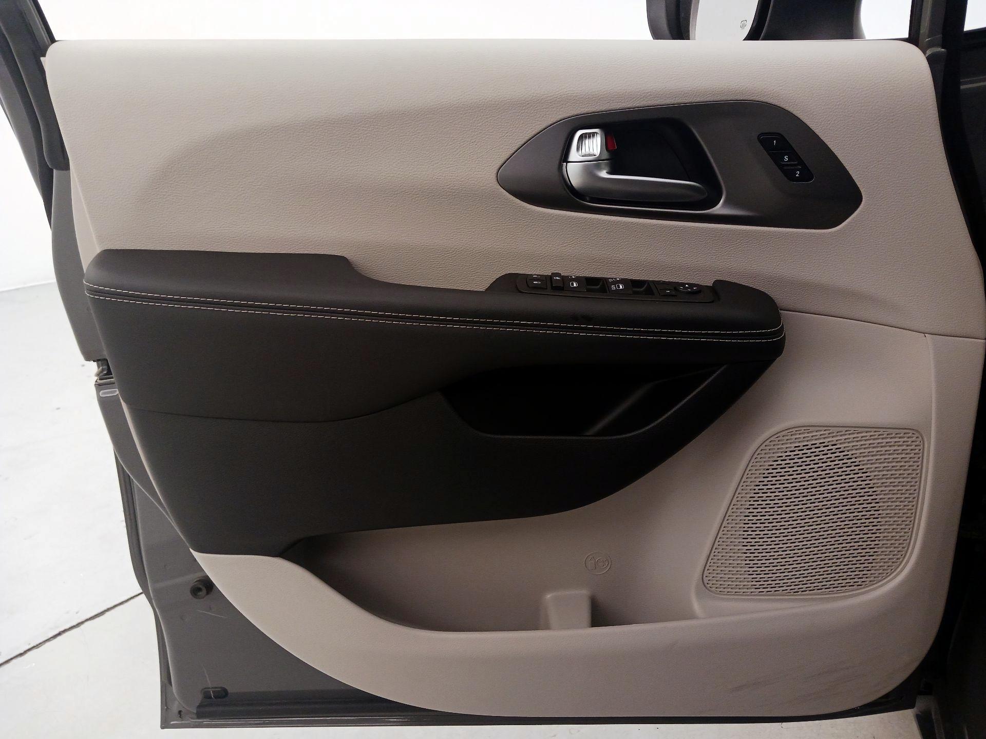 Thumbnail: 2023 Chrysler Pacifica - 12