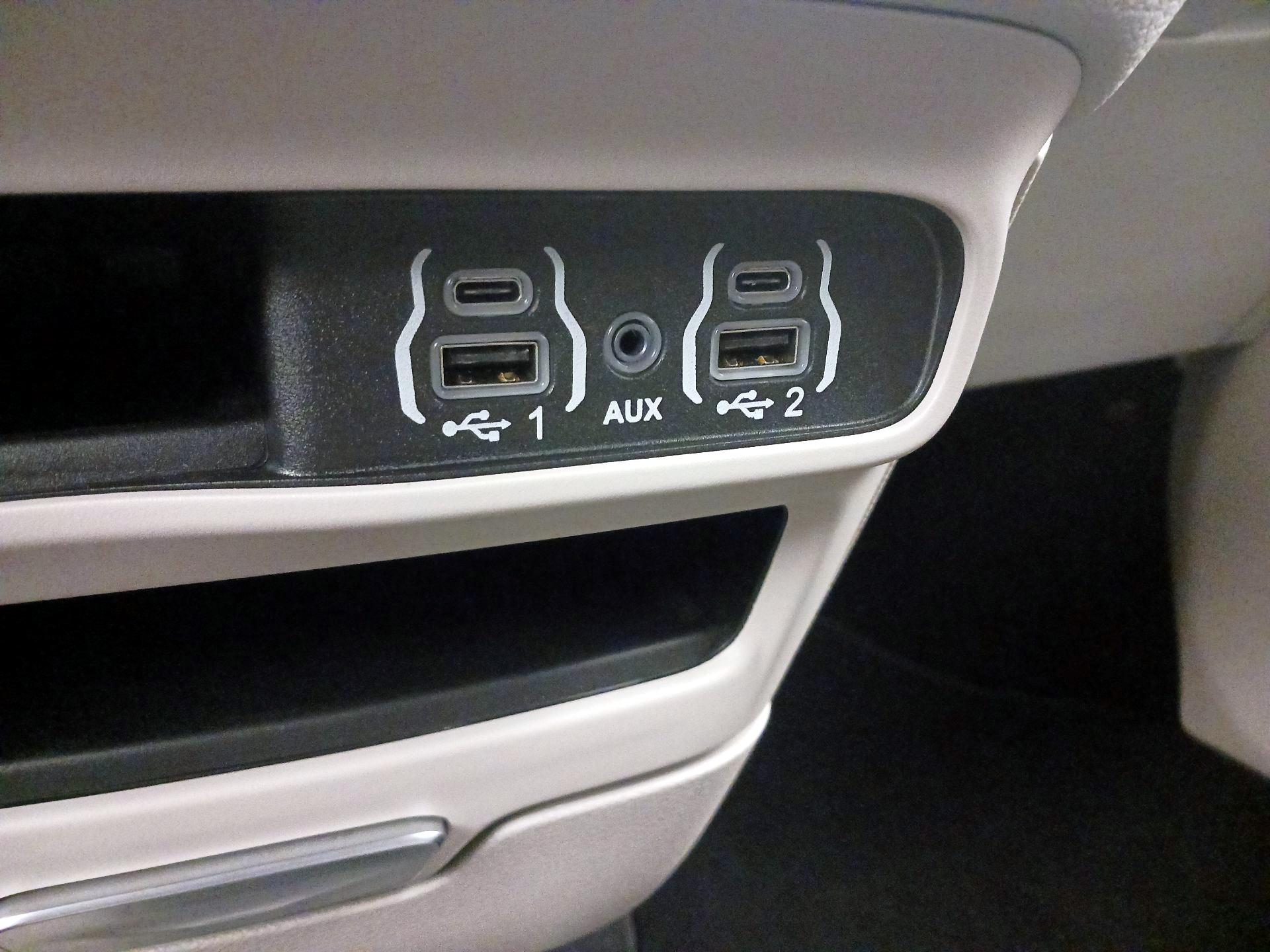 Thumbnail: 2023 Chrysler Pacifica - 18