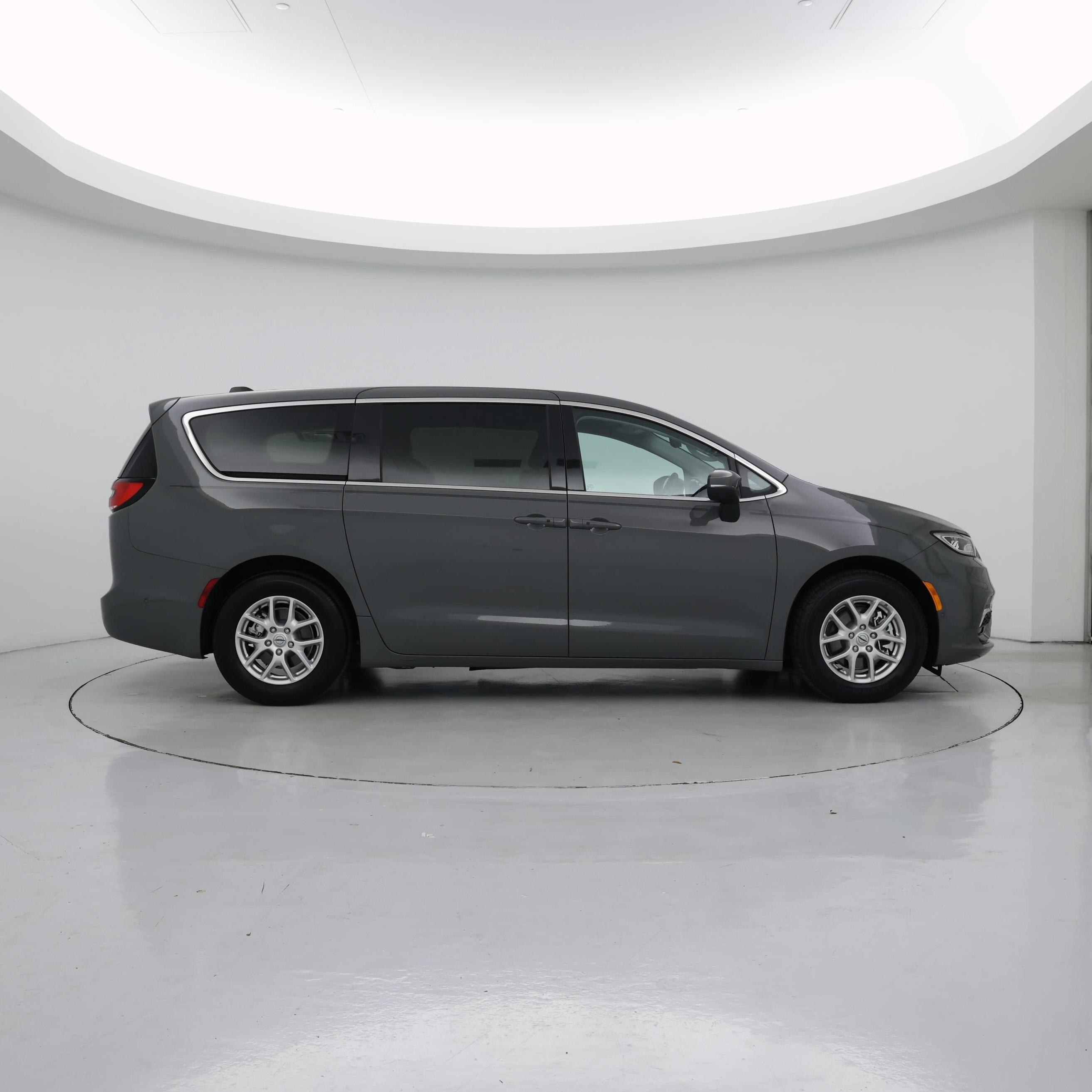 Thumbnail: 2023 Chrysler Pacifica - 7