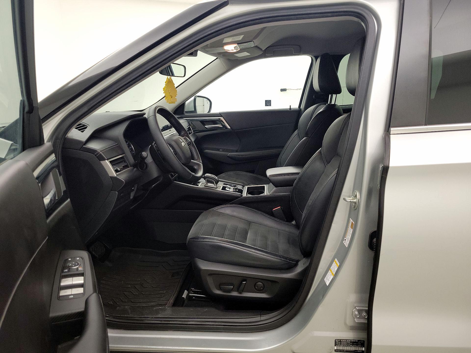 Thumbnail: 2022 Mitsubishi Outlander - 11