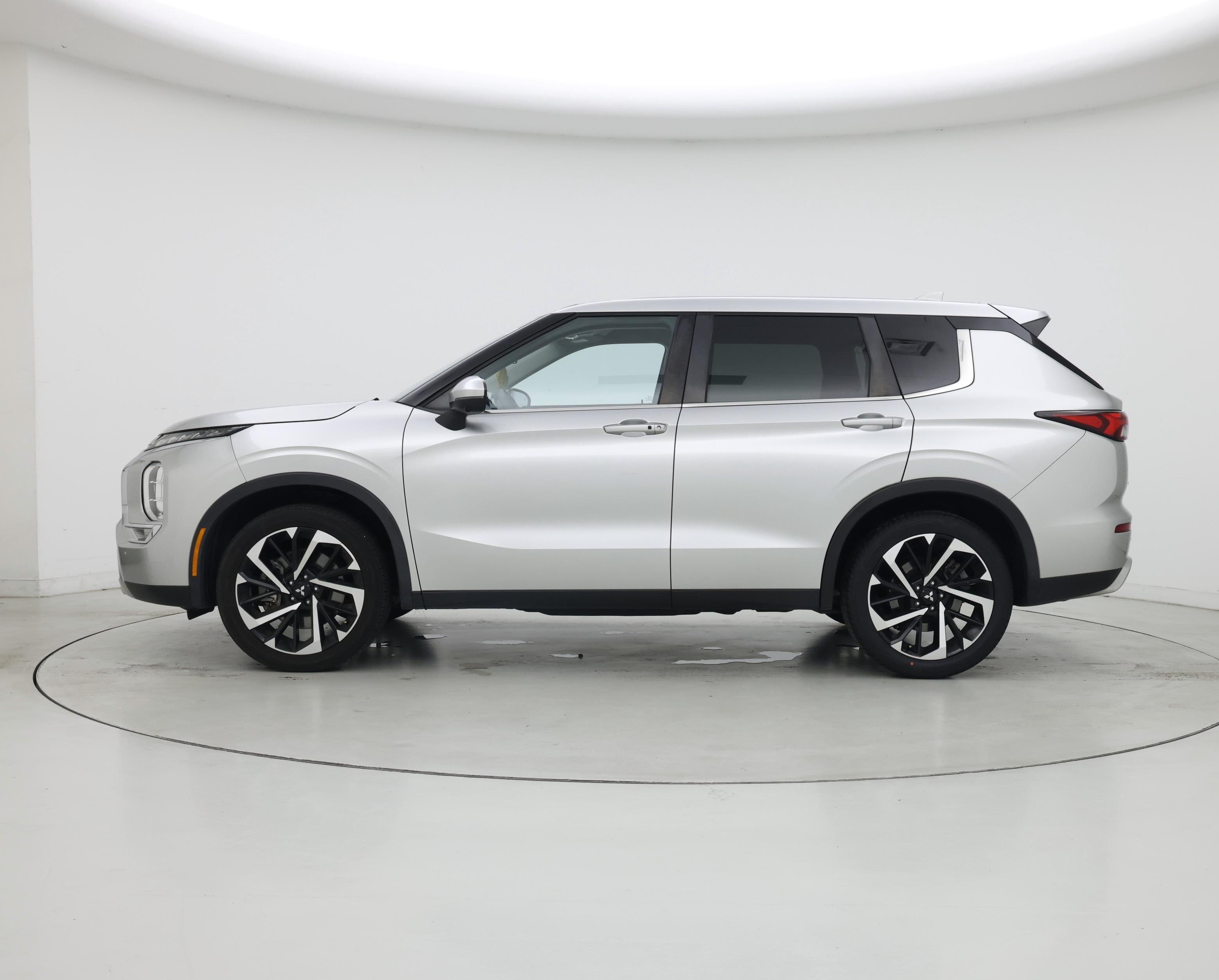 Thumbnail: 2022 Mitsubishi Outlander - 3
