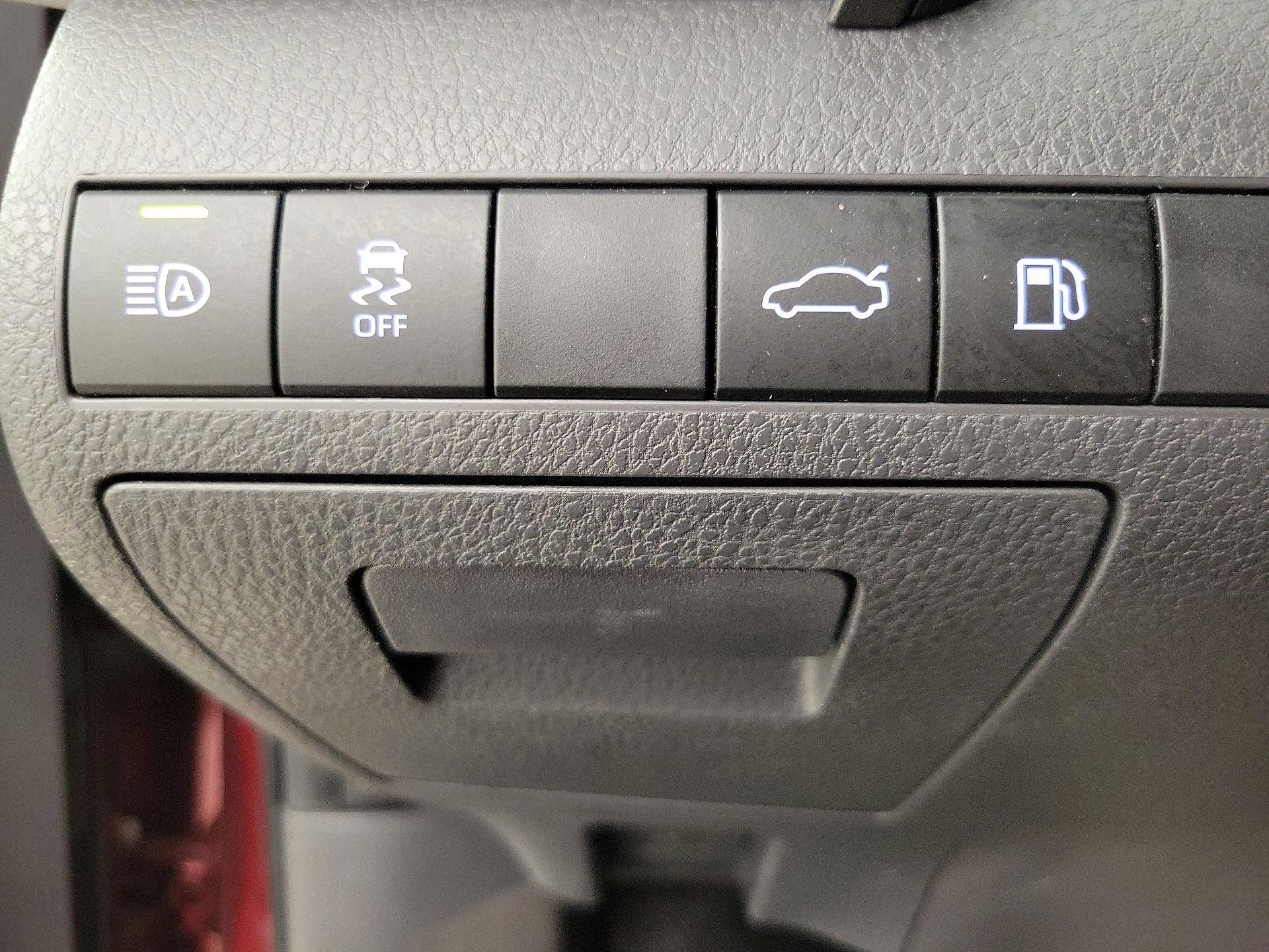 Thumbnail: 2018 Toyota Camry - 13