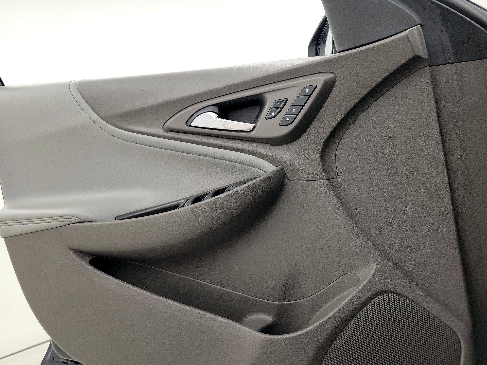 Thumbnail: 2017 Chevrolet Malibu - 12