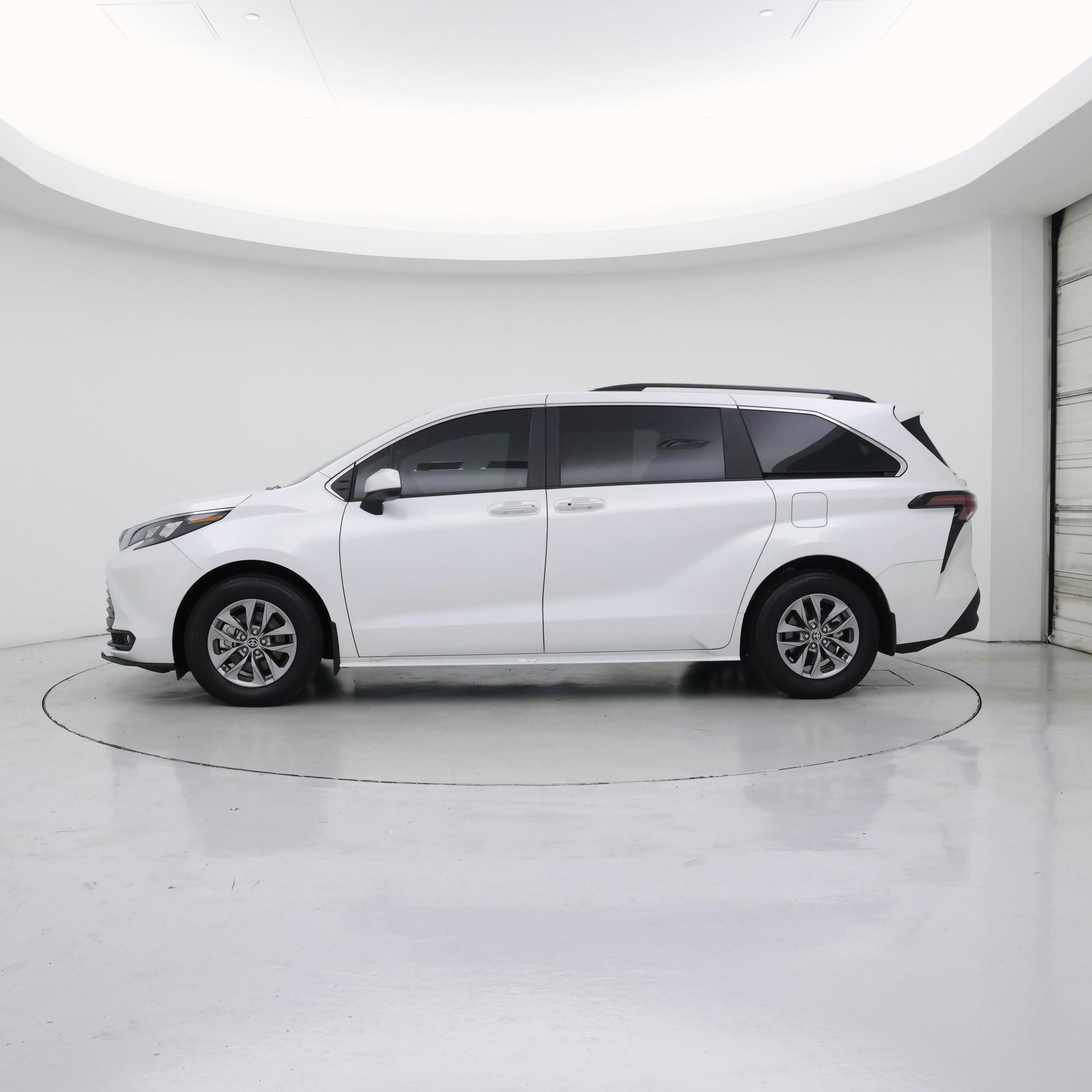 Thumbnail: 2025 Toyota Sienna - 3