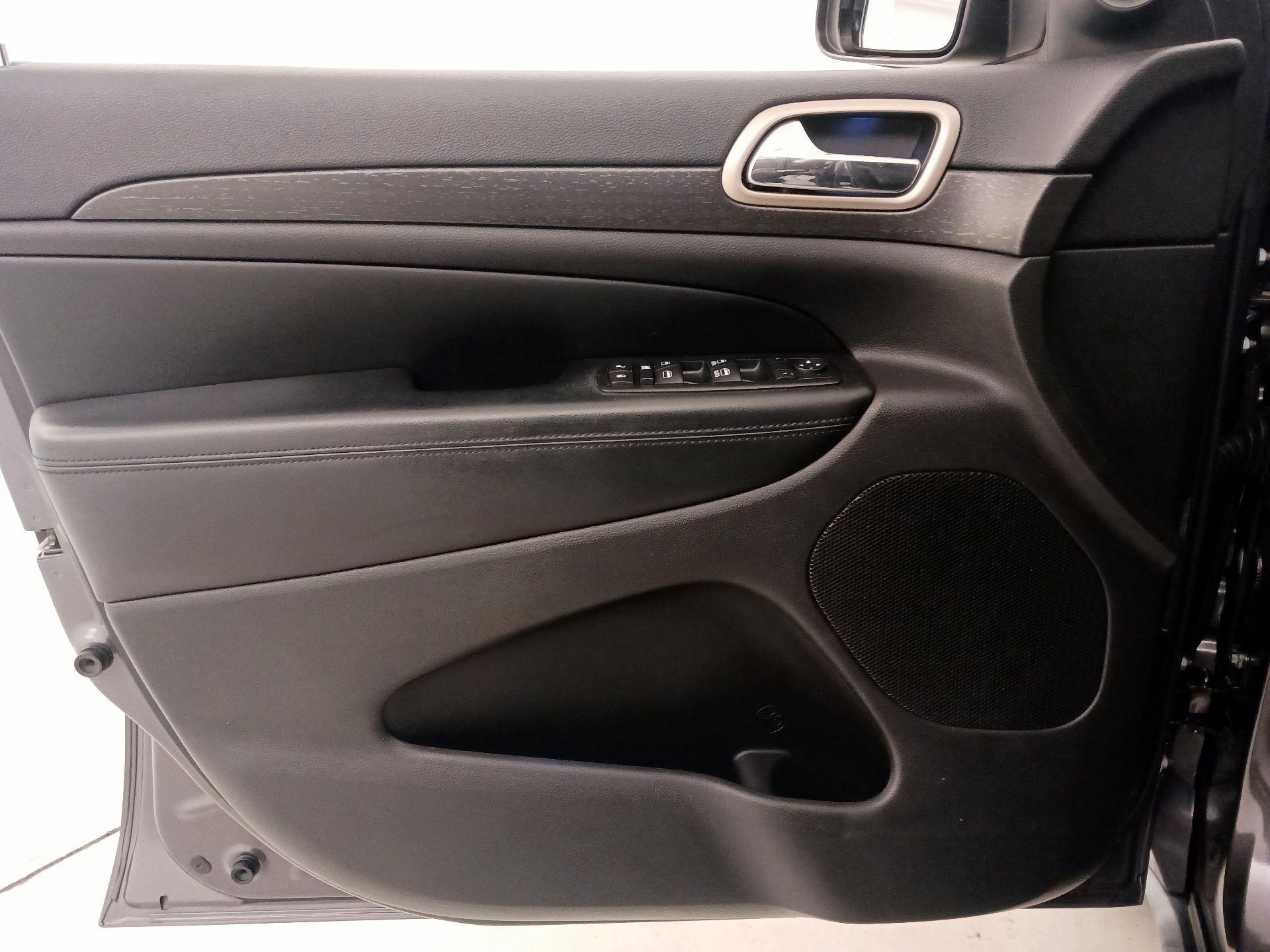 Thumbnail: 2017 Jeep Grand Cherokee - 12