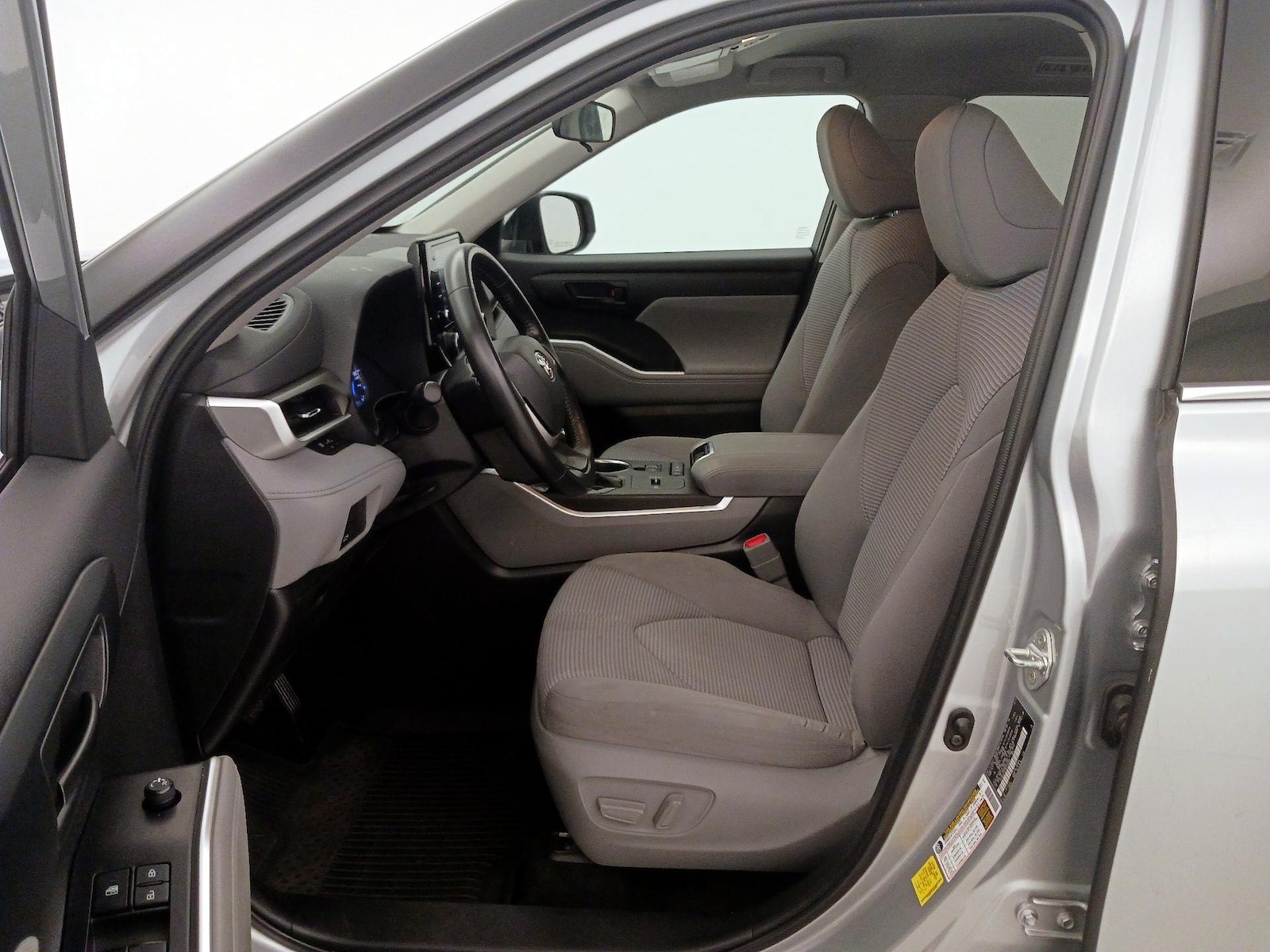 2022 Toyota Highlander LE - Photo 12