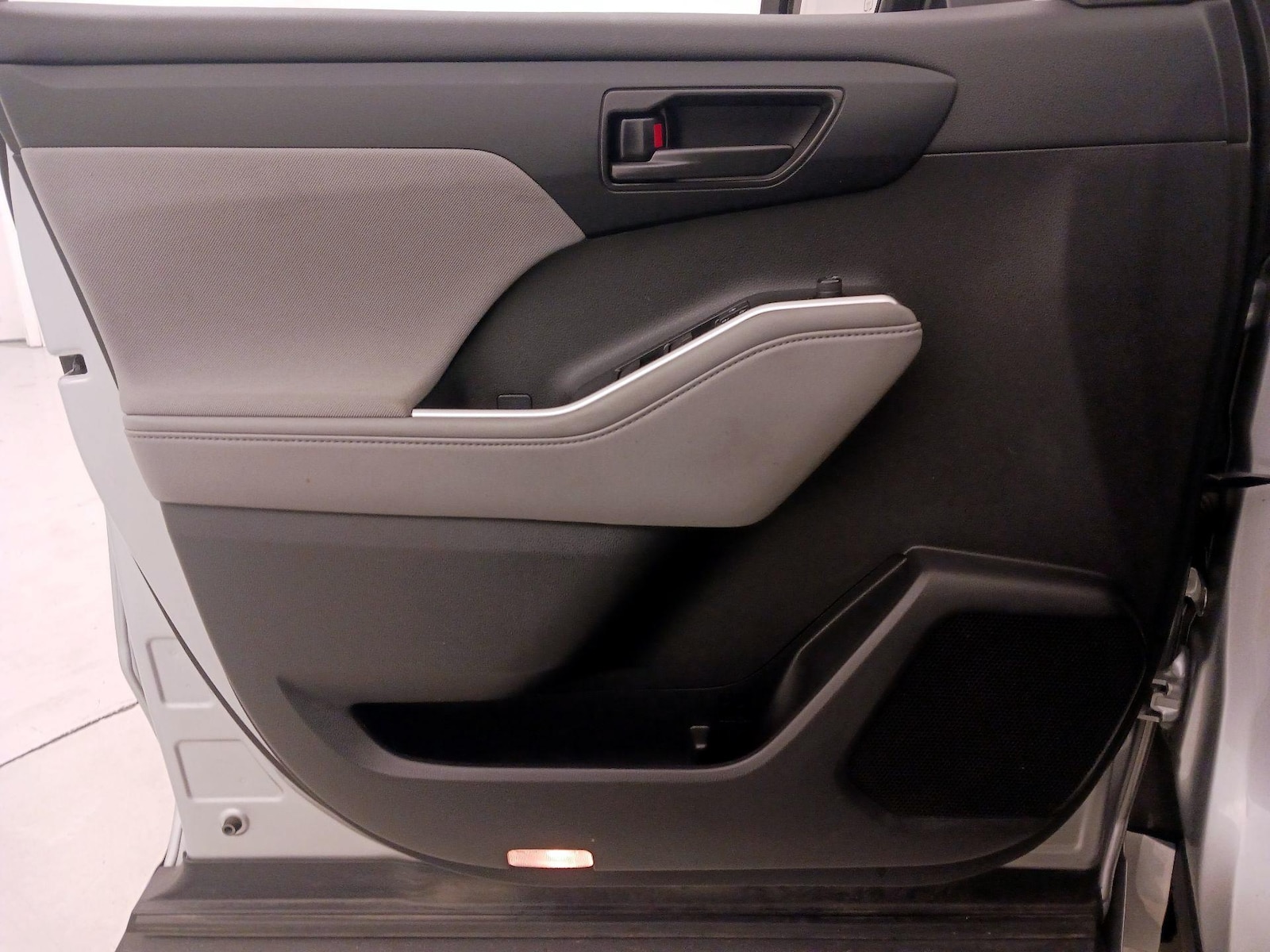 2022 Toyota Highlander LE - Photo 13