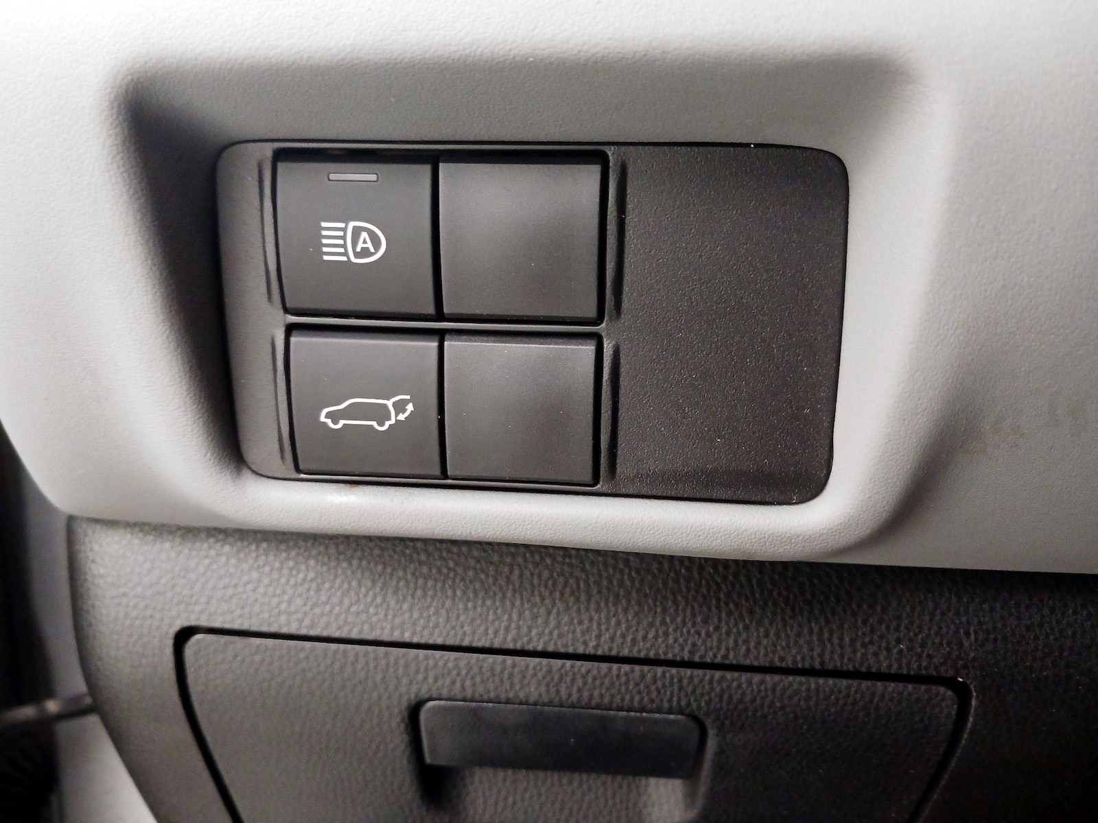2022 Toyota Highlander LE - Photo 14