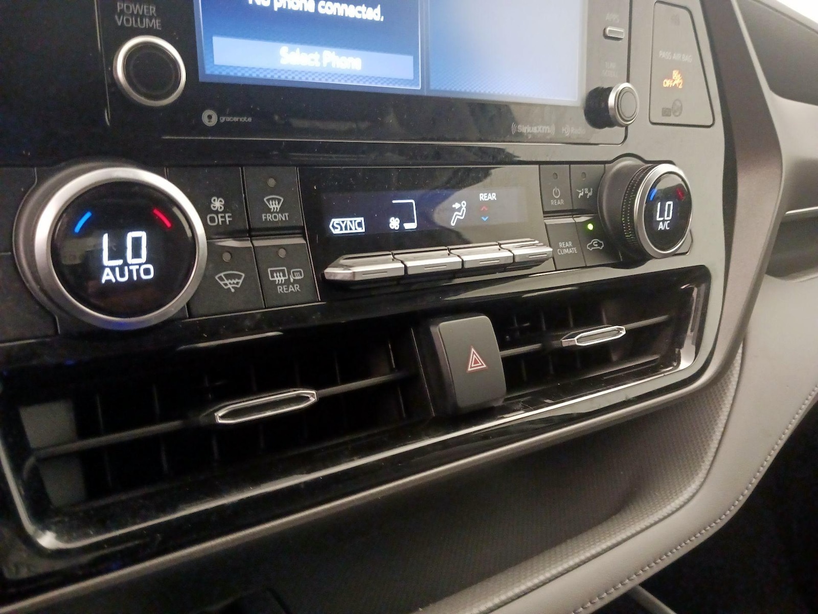 2022 Toyota Highlander LE - Photo 17