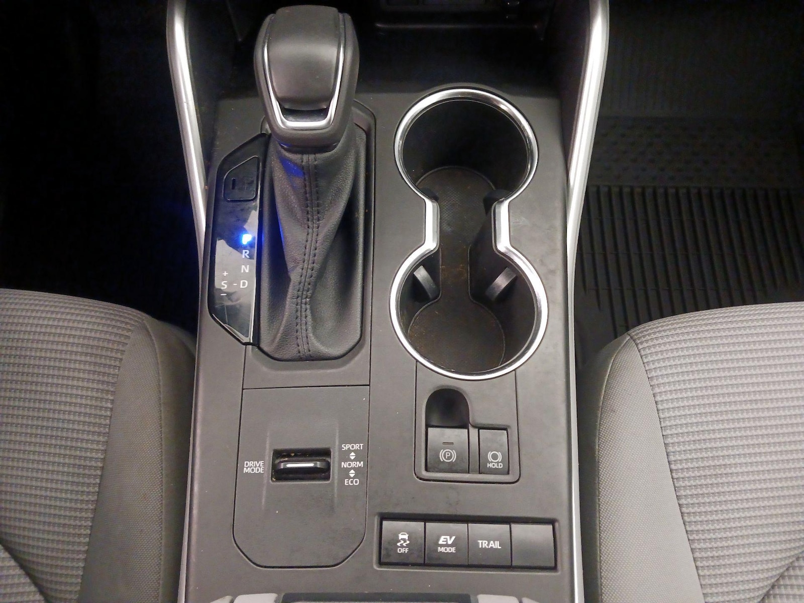2022 Toyota Highlander LE - Photo 18