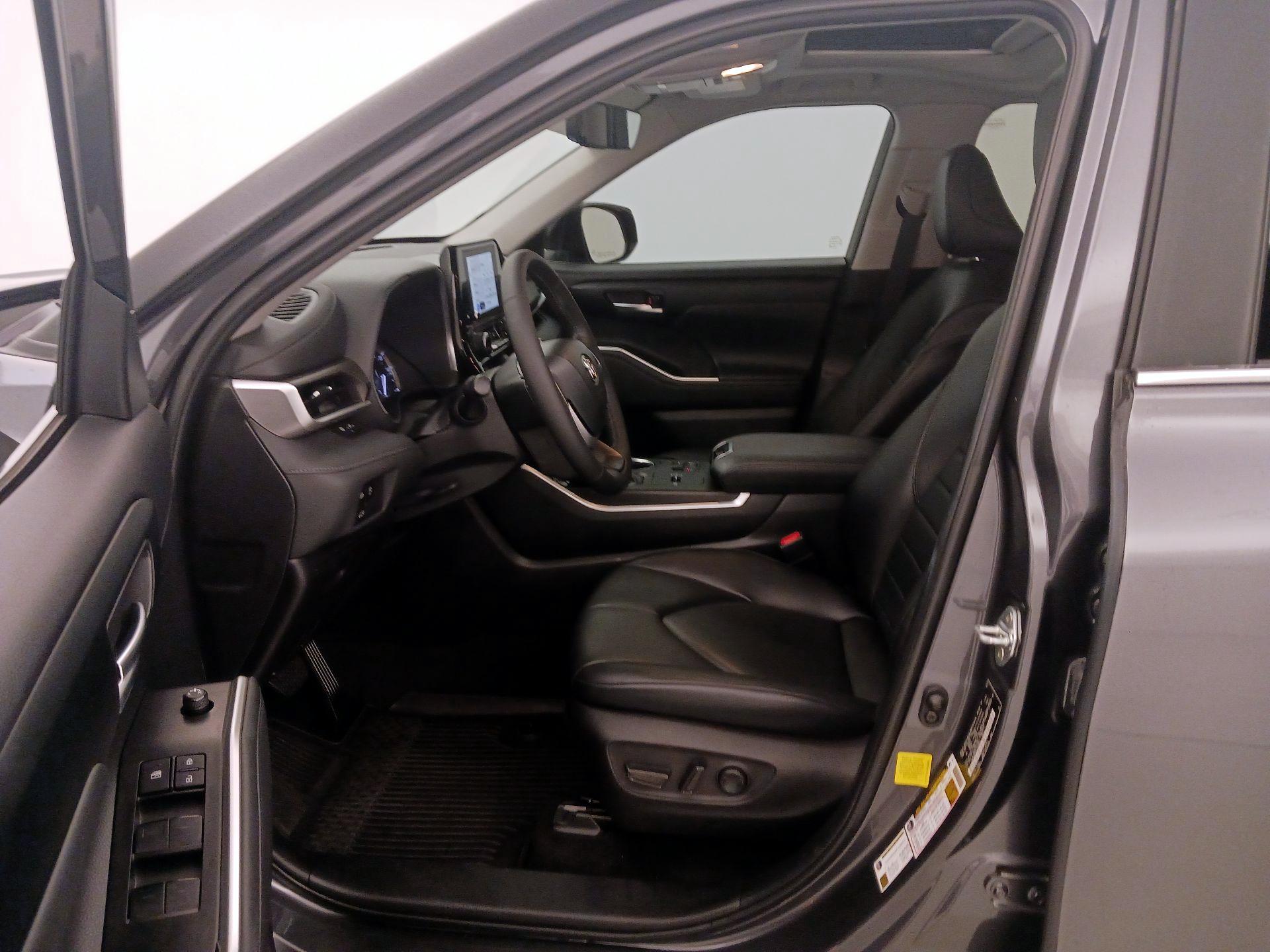 Thumbnail: 2023 Toyota Highlander - 11