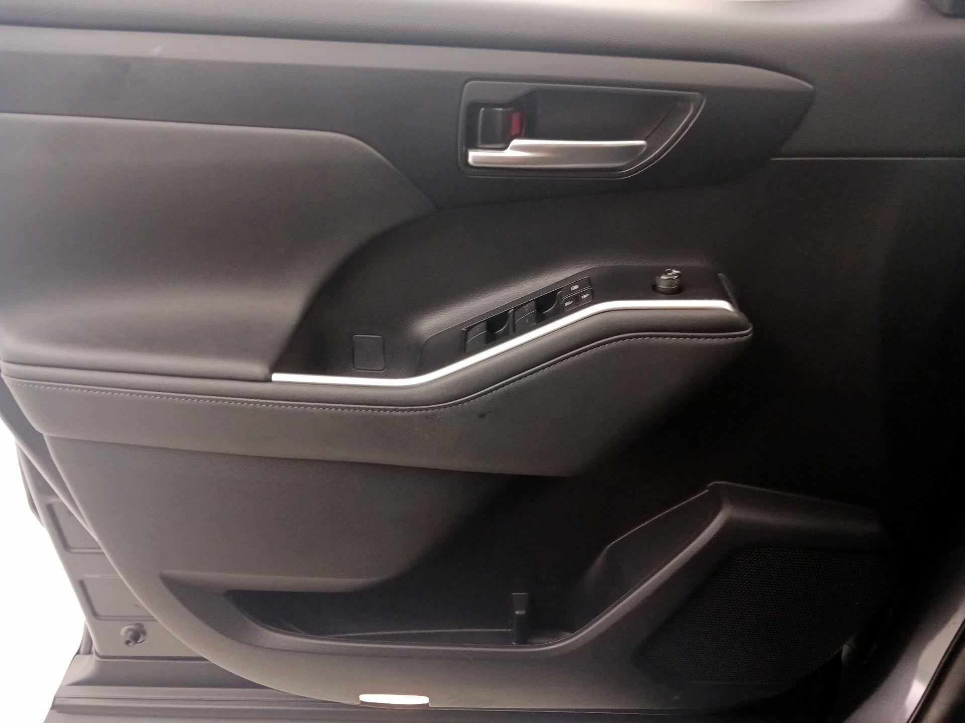 Thumbnail: 2023 Toyota Highlander - 12