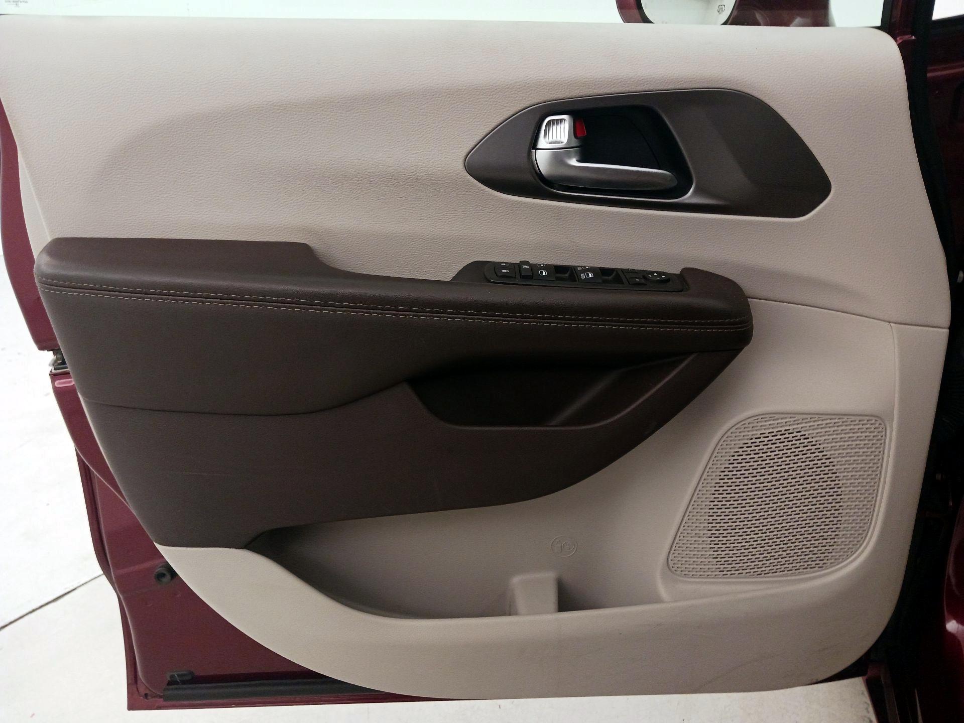 Thumbnail: 2019 Chrysler Pacifica - 12