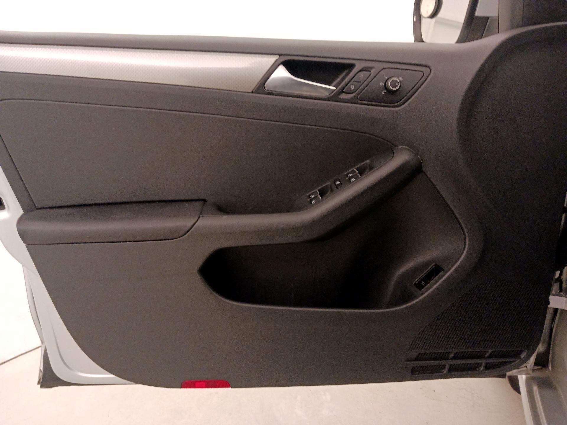 Thumbnail: 2015 Volkswagen Jetta - 12