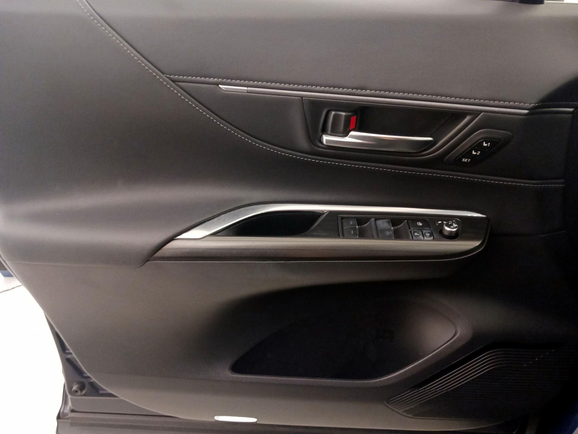 Thumbnail: 2022 Toyota Venza - 12