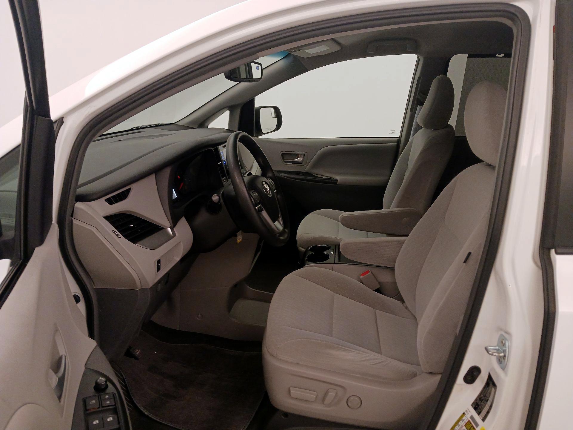 Thumbnail: 2016 Toyota Sienna - 11